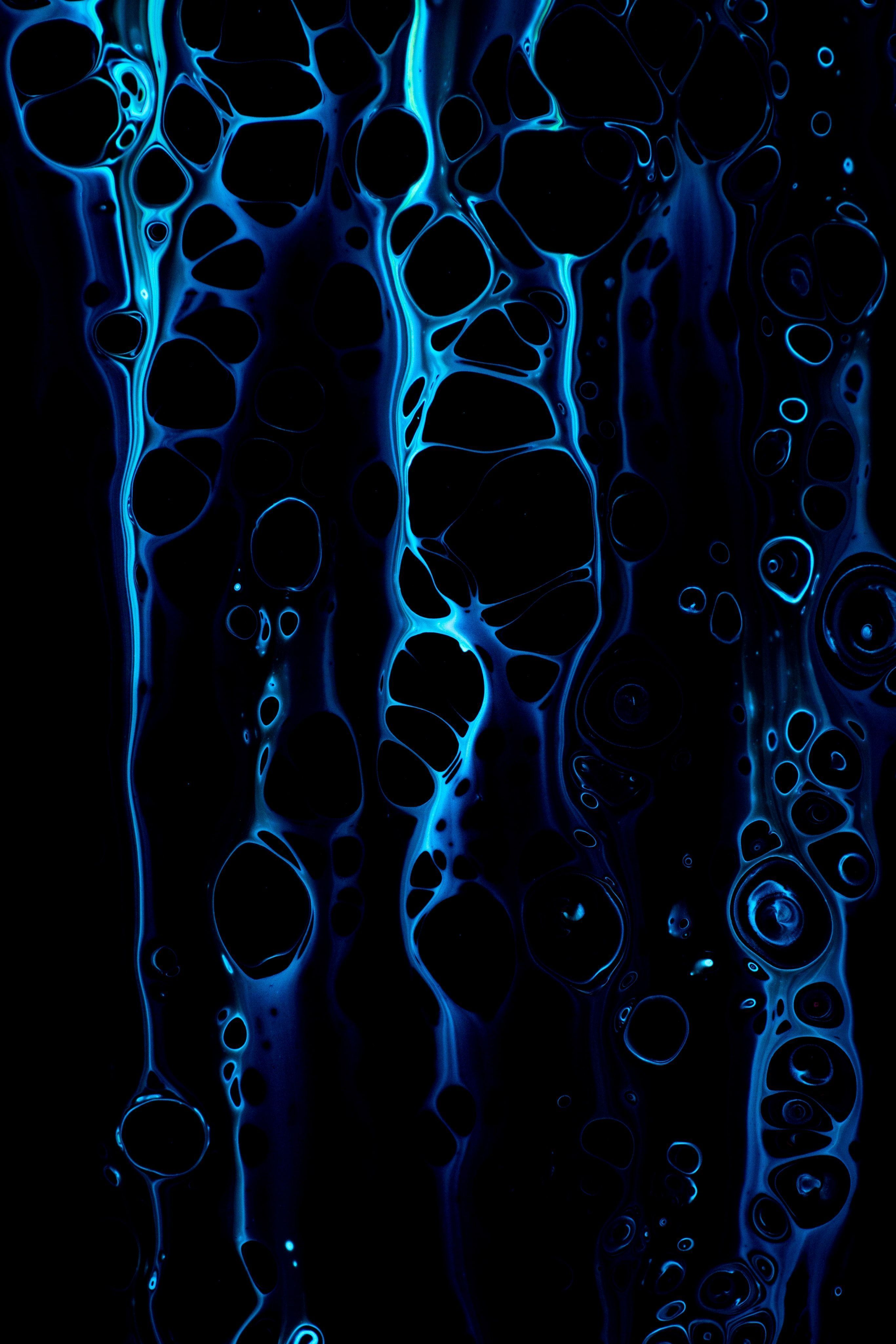 Wassertropfen, Blaues Licht, Schwarzer Hintergrund, Abstrakt, Hochformat, Sperrbildschirm fürs iPhone
