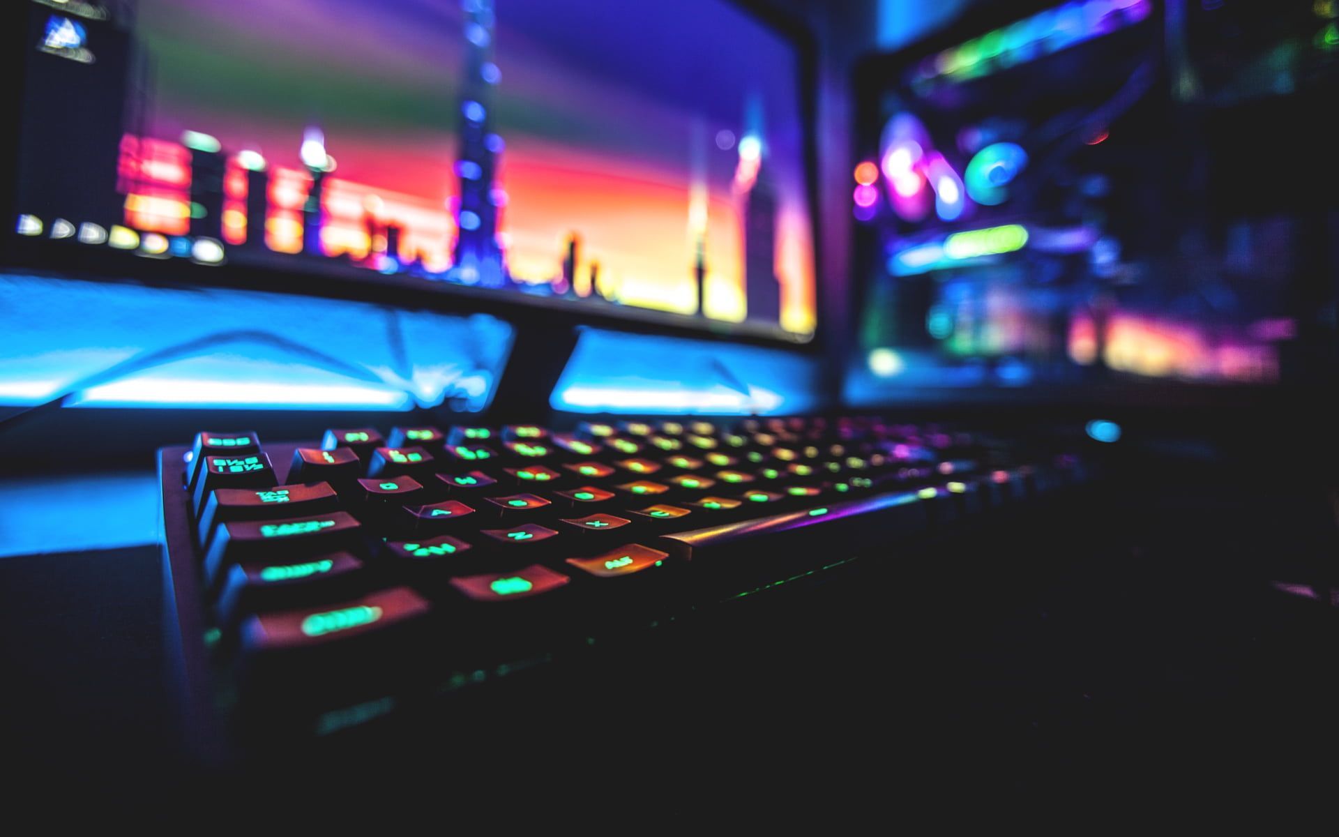 Gaming-Setup, RGB-Tastatur, Monitore, Neon, Nahaufnahme, Full HD, Windows-Hintergrundbild