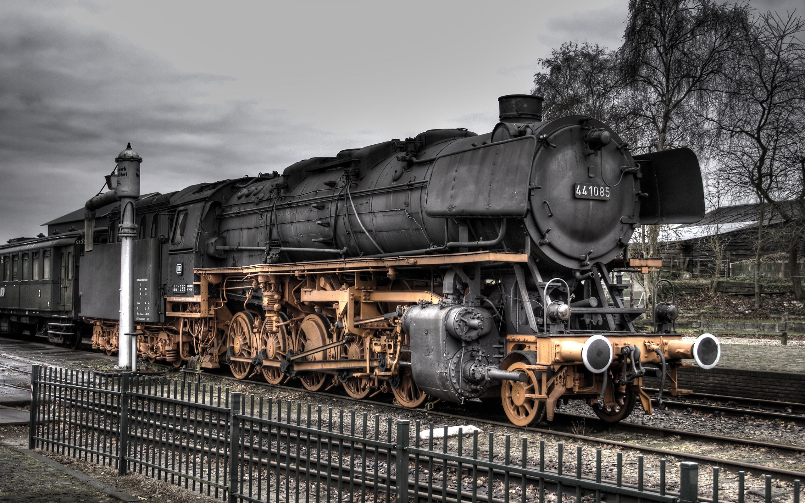 Dampflokomotive, Bahnhof, Zaun, HDR, Entsättigt, 16:10, 2K-Hintergrundbild für den Desktop