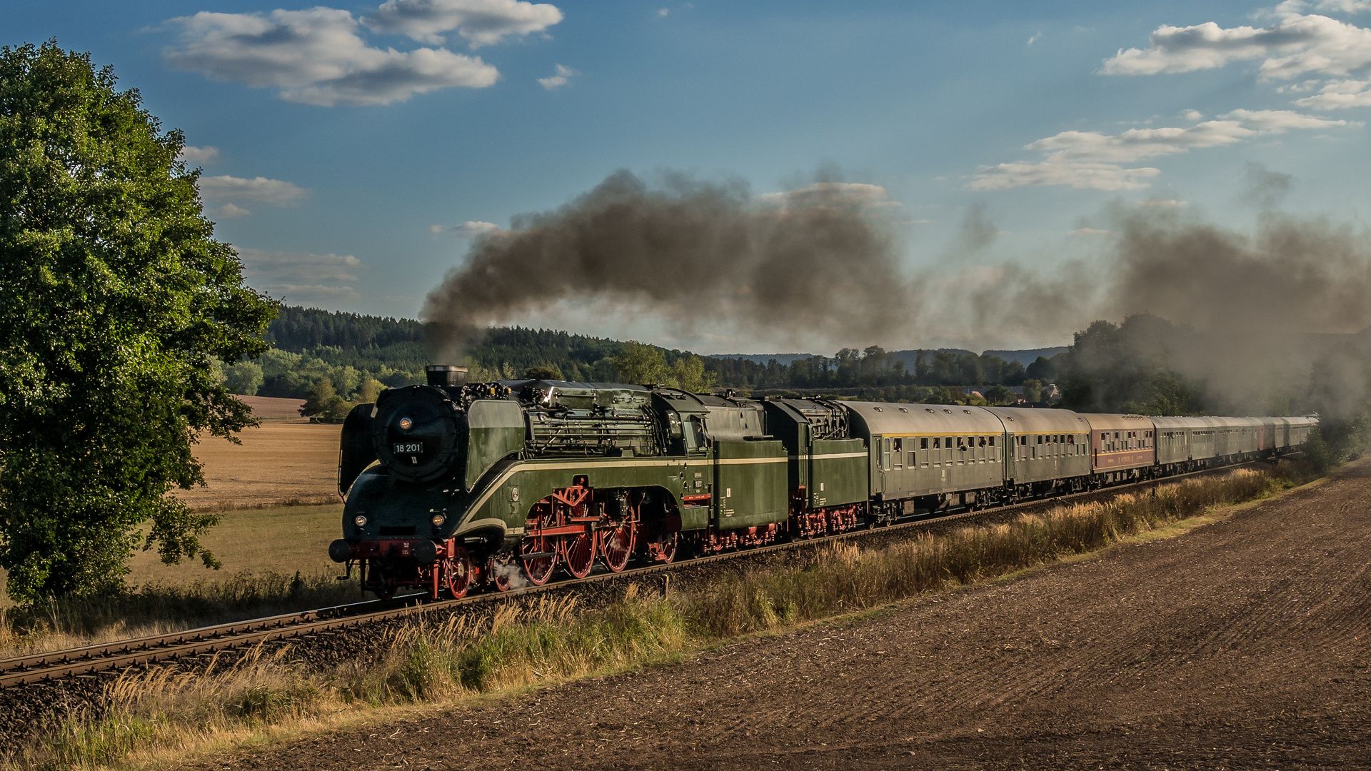 Grüne Dampflok, Personenzug, Rauchfahne, Felder, Sommer, Full HD, PC-Hintergrundbild