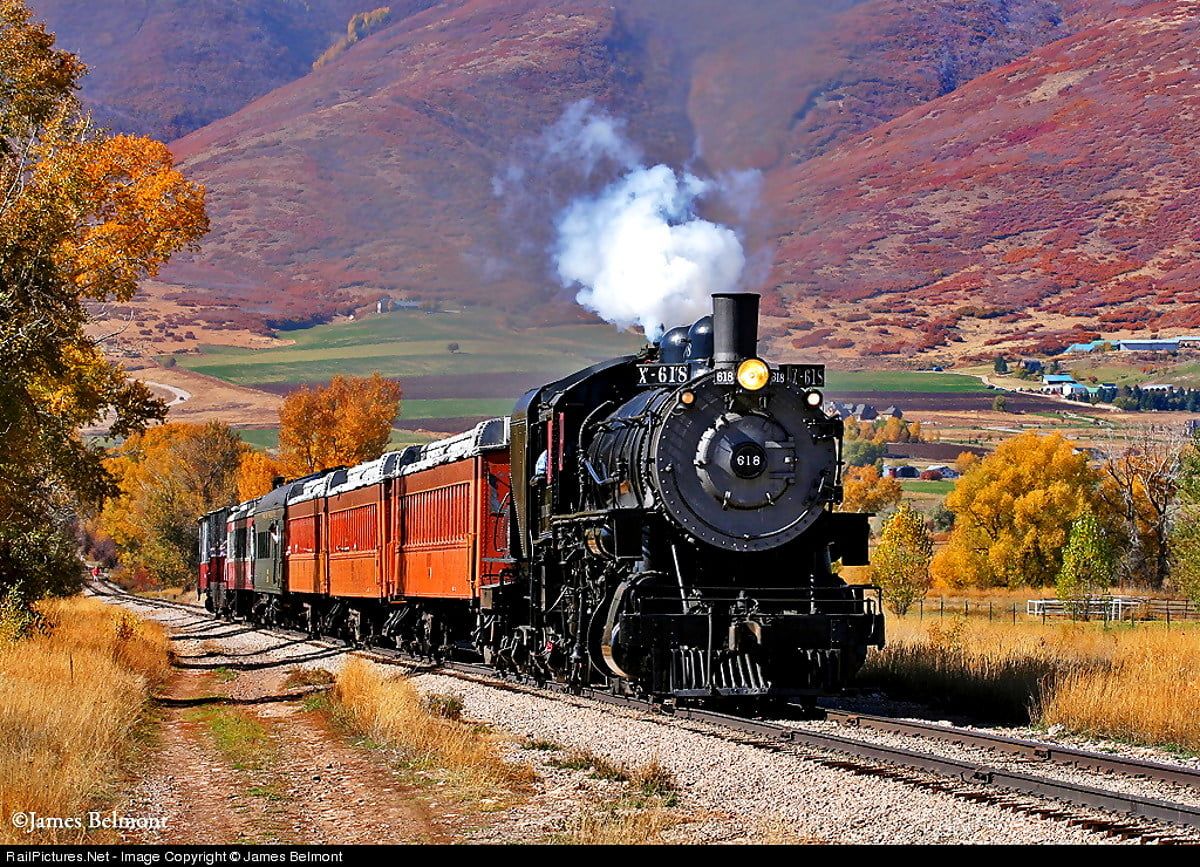 Dampfzug, Herbstlaub, Berge, Rote Personenwagen, Amerikanische Dampflok, Hintergrundbild