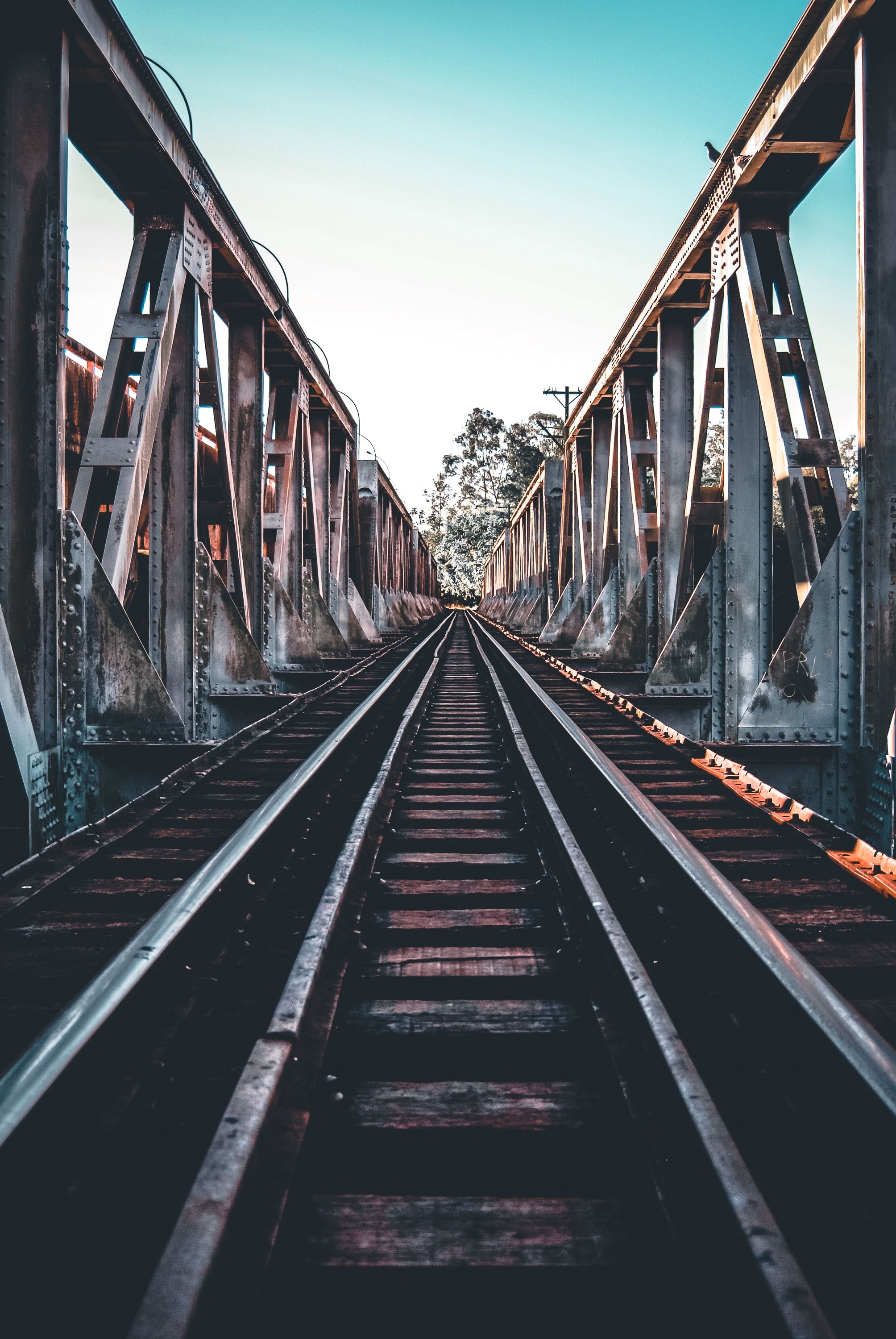 Eisenbahnbrücke, Gleise, Fachwerkbrücke, Perspektive, QHD+, iPad-Hintergrundbild