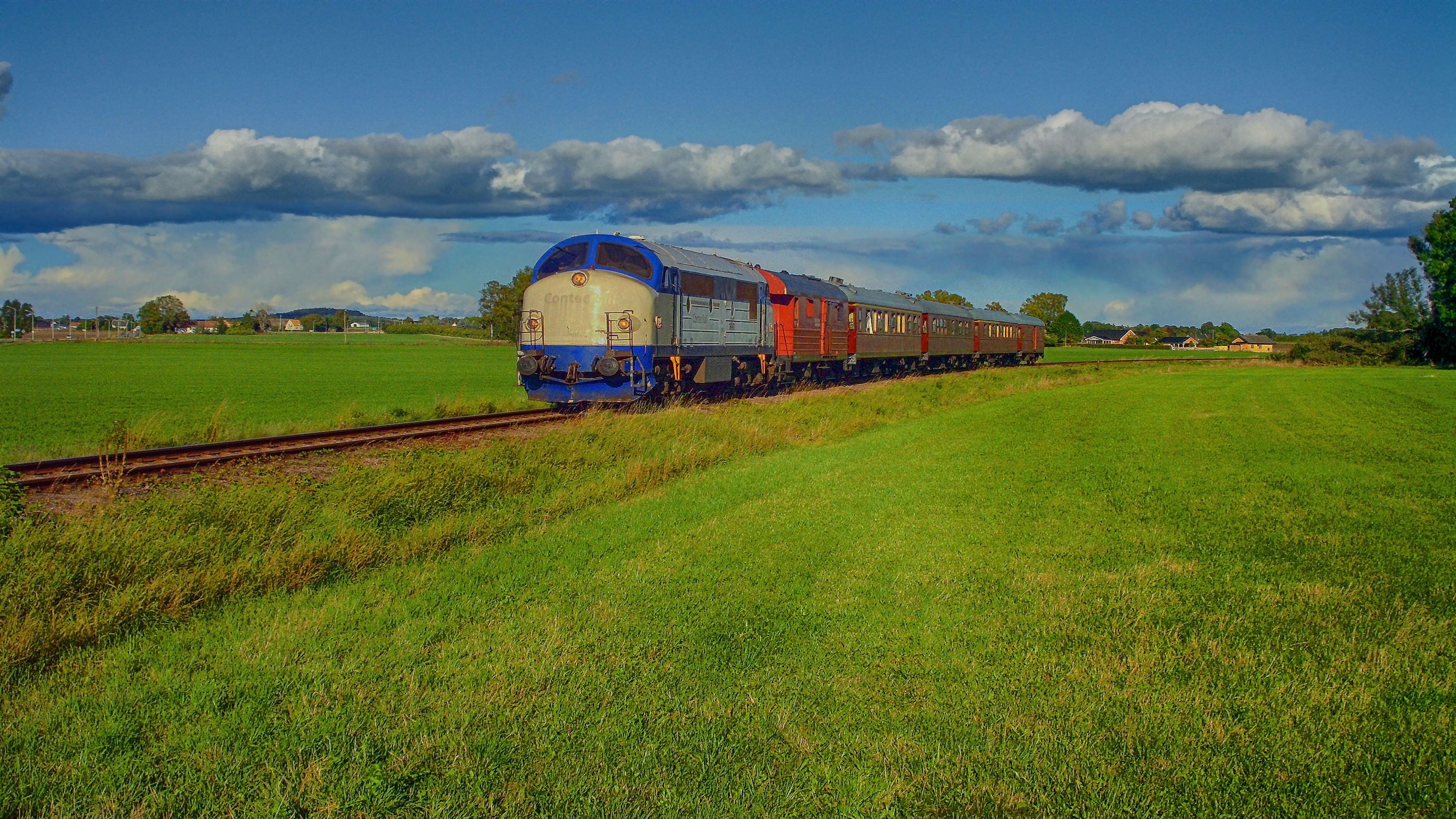 NOHAB, Diesellok, Blau-Gelb, Wiese, Personenzug, 4K, Hintergrundbild für den PC