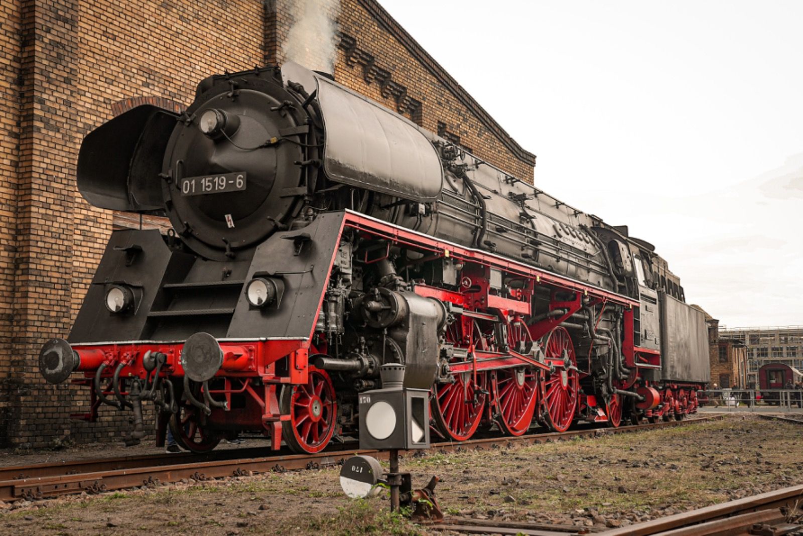 Baureihe 01, Dampflok, Backsteinhalle, Rote Räder, HDR, HD, Hintergrundbild für den PC
