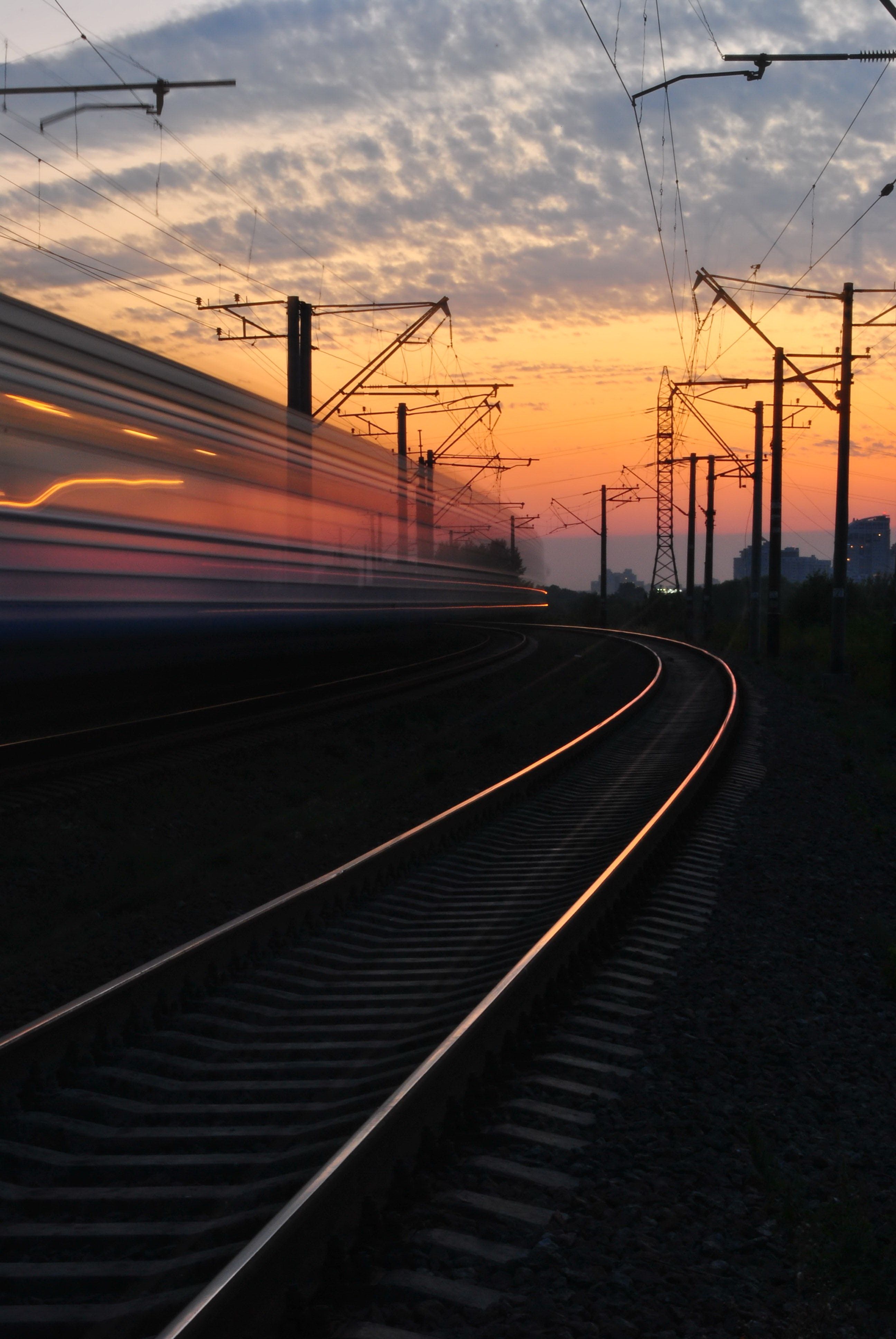 Bahngleise, Kurve, Oberleitung, Abendrot, Langzeitbelichtung, QHD+, iPad-Hintergrundbild