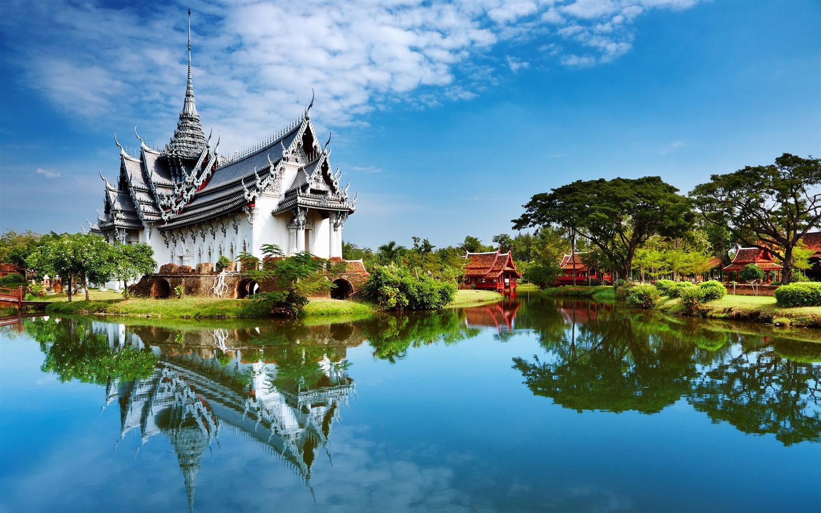 Thailändischer Palast, Thailand, Tempel, Spiegelung, Teich, Tropische Bäume, HD-Hintergrund