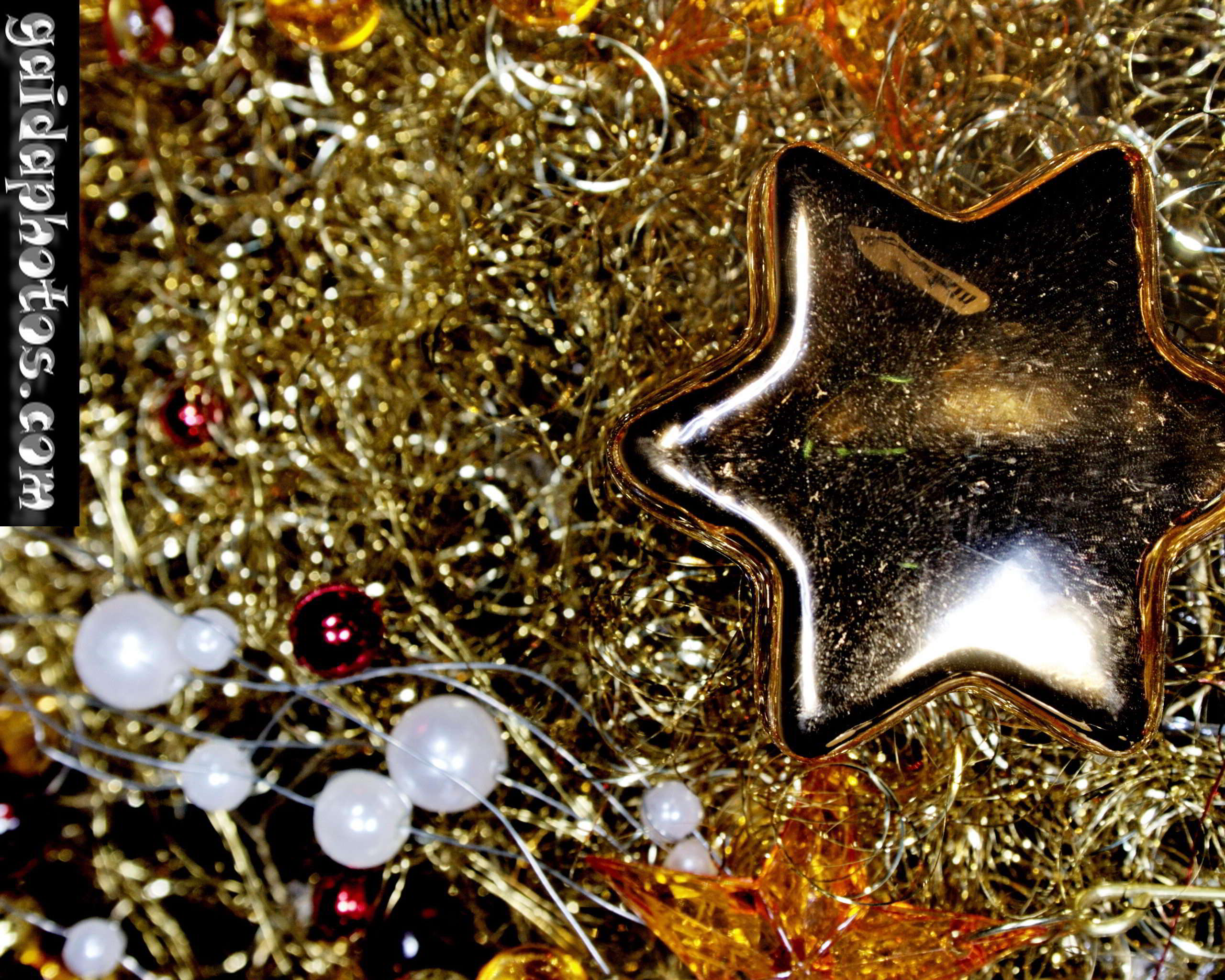 Weihnachtsdeko, Goldener Stern, Perlen, Lametta, Weihnachten, 2K, Laptop-Hintergrundbild