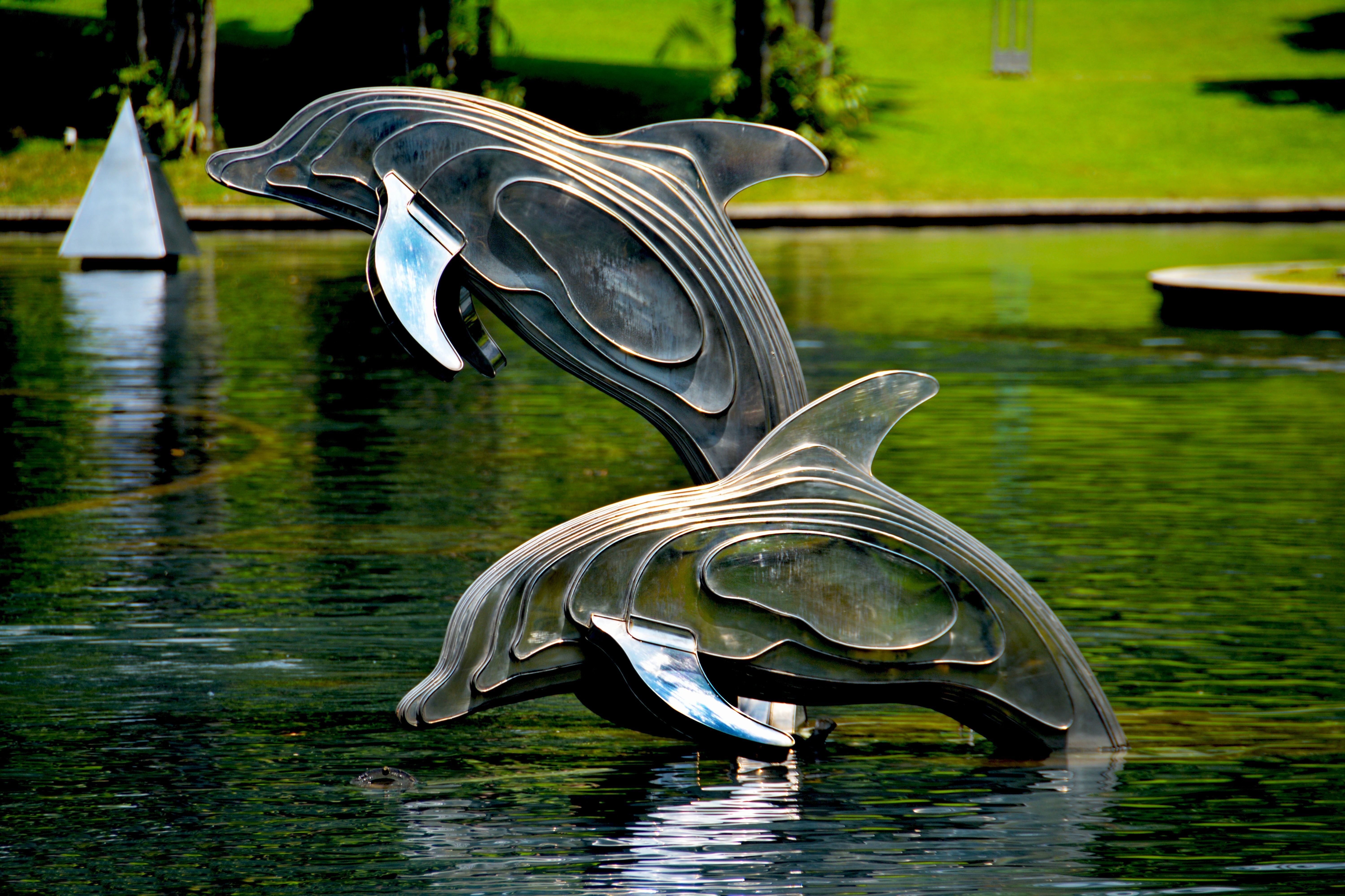 Delfin-Skulptur, Brunnen, Teich, Kunstwerk, Park, 6K, Hintergrundbild für den PC