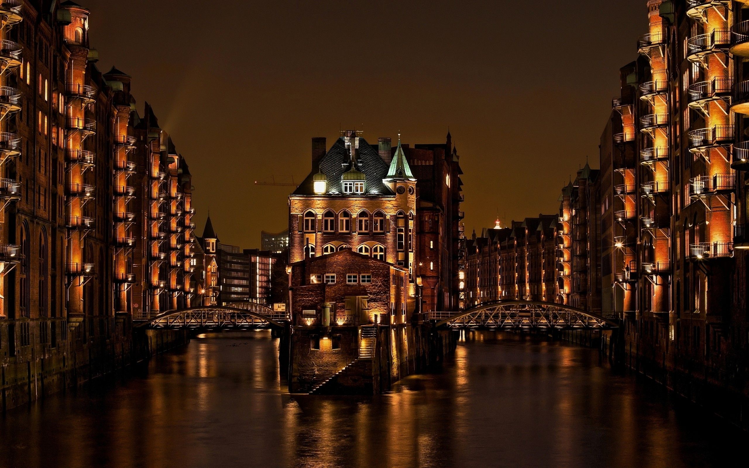 Speicherstadt, Hamburg, Wasserschloss, Kanal, Nacht, Backsteingebäude, 2K, MacBook-Hintergrundbild