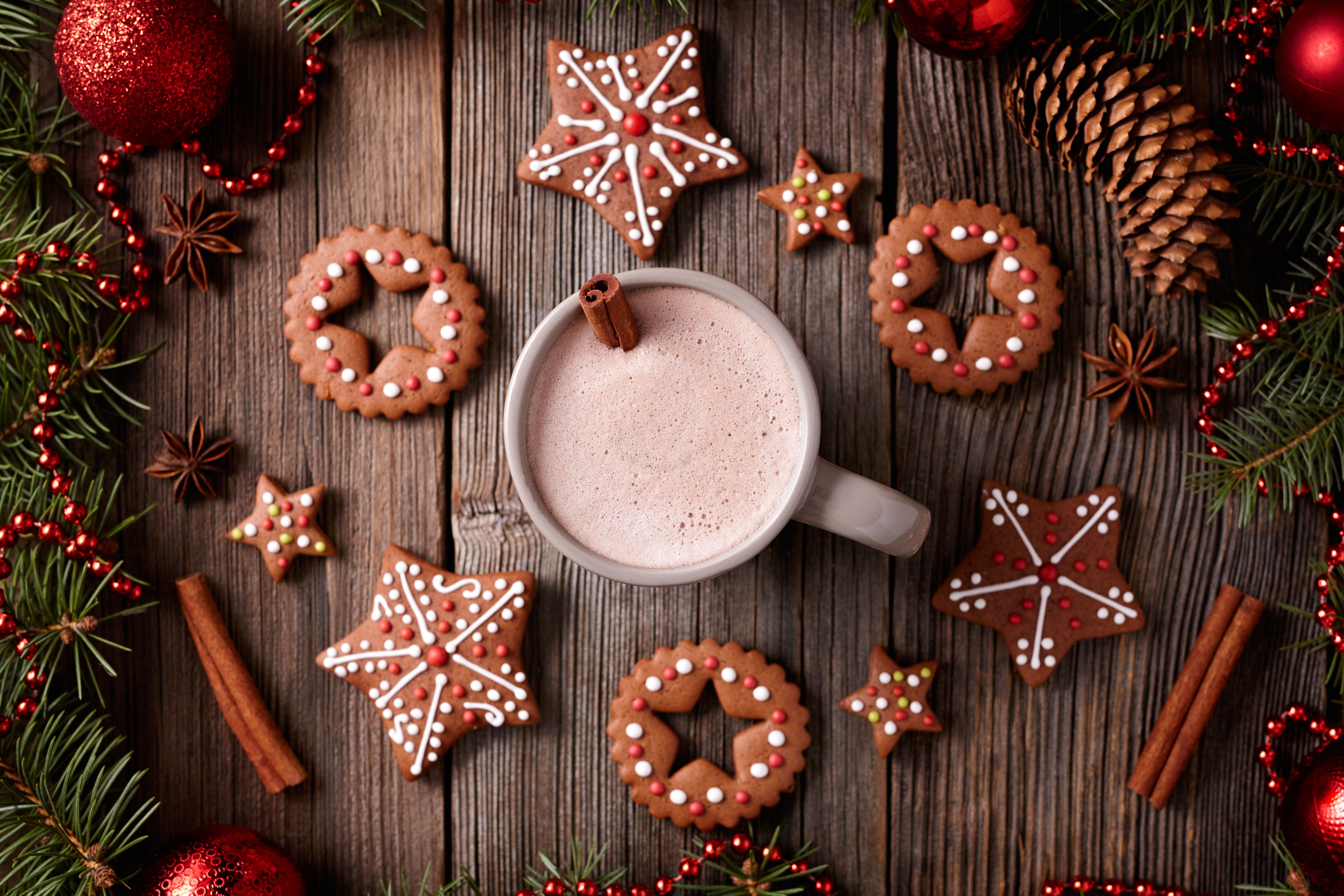 Lebkuchen, Heiße Schokolade, Zimtstangen, Holztisch, Flatlay, Plätzchen, 5K, Laptop-Hintergrundbild