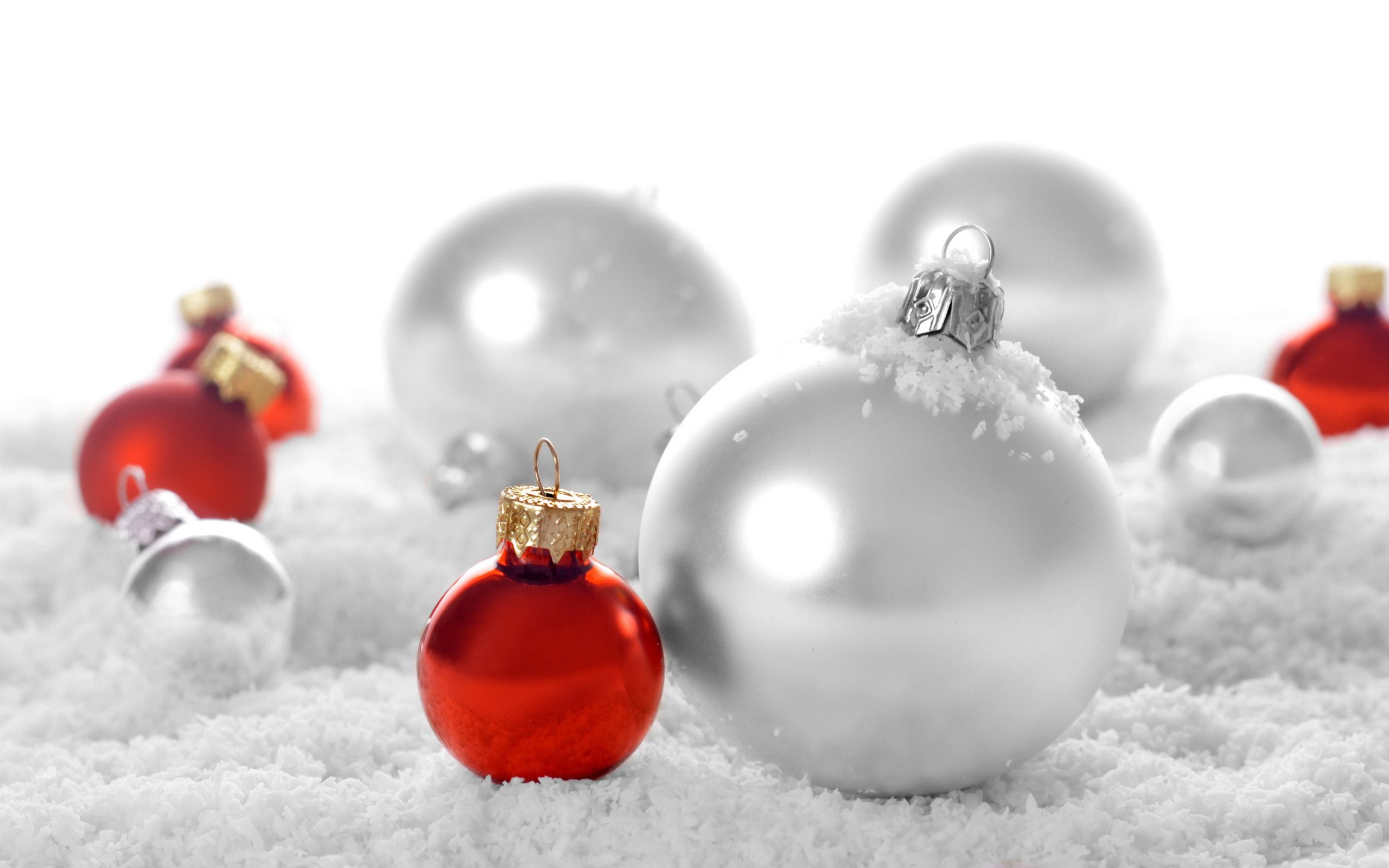 Christbaumkugeln, Silber, Rot, Schnee, Weißer Hintergrund, 2K Wallpaper