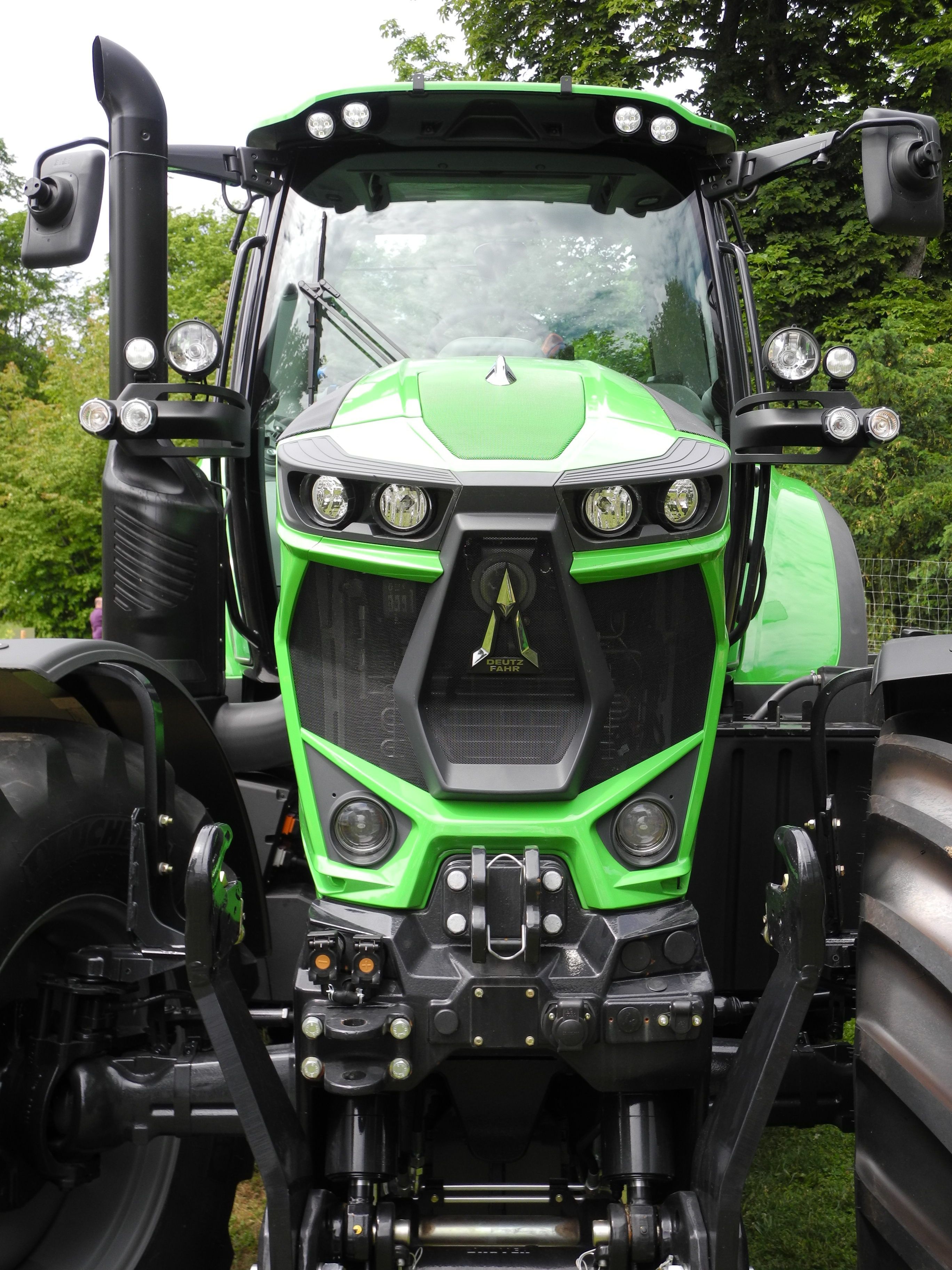 Deutz-Fahr, Traktor, Frontansicht, Grün, Wald, QHD+, iPad-Hintergrundbild