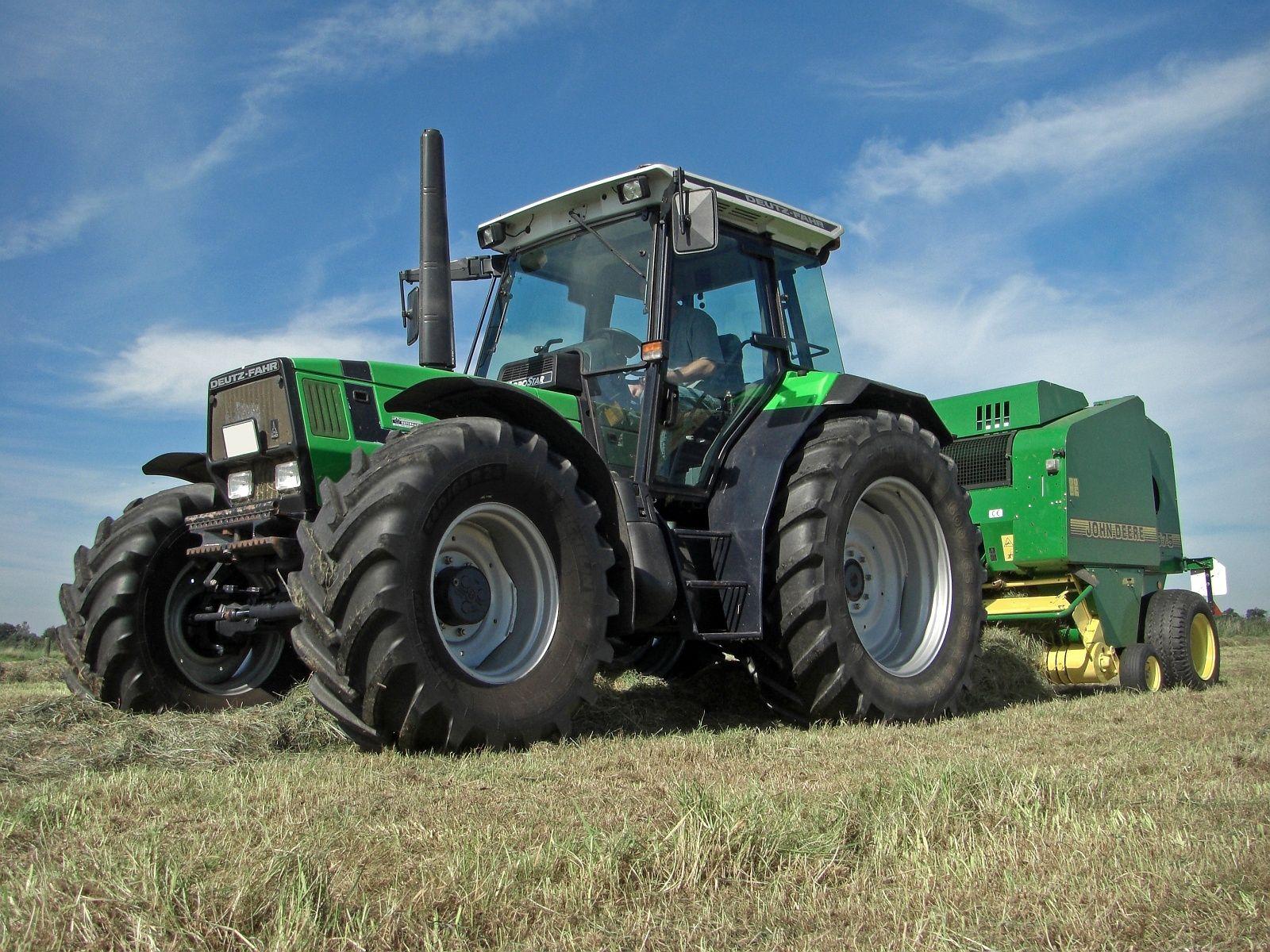 Traktor, Ballenpresse, Wiese, Blauer Himmel, Landwirtschaft, HD, iPad-Hintergrundbild