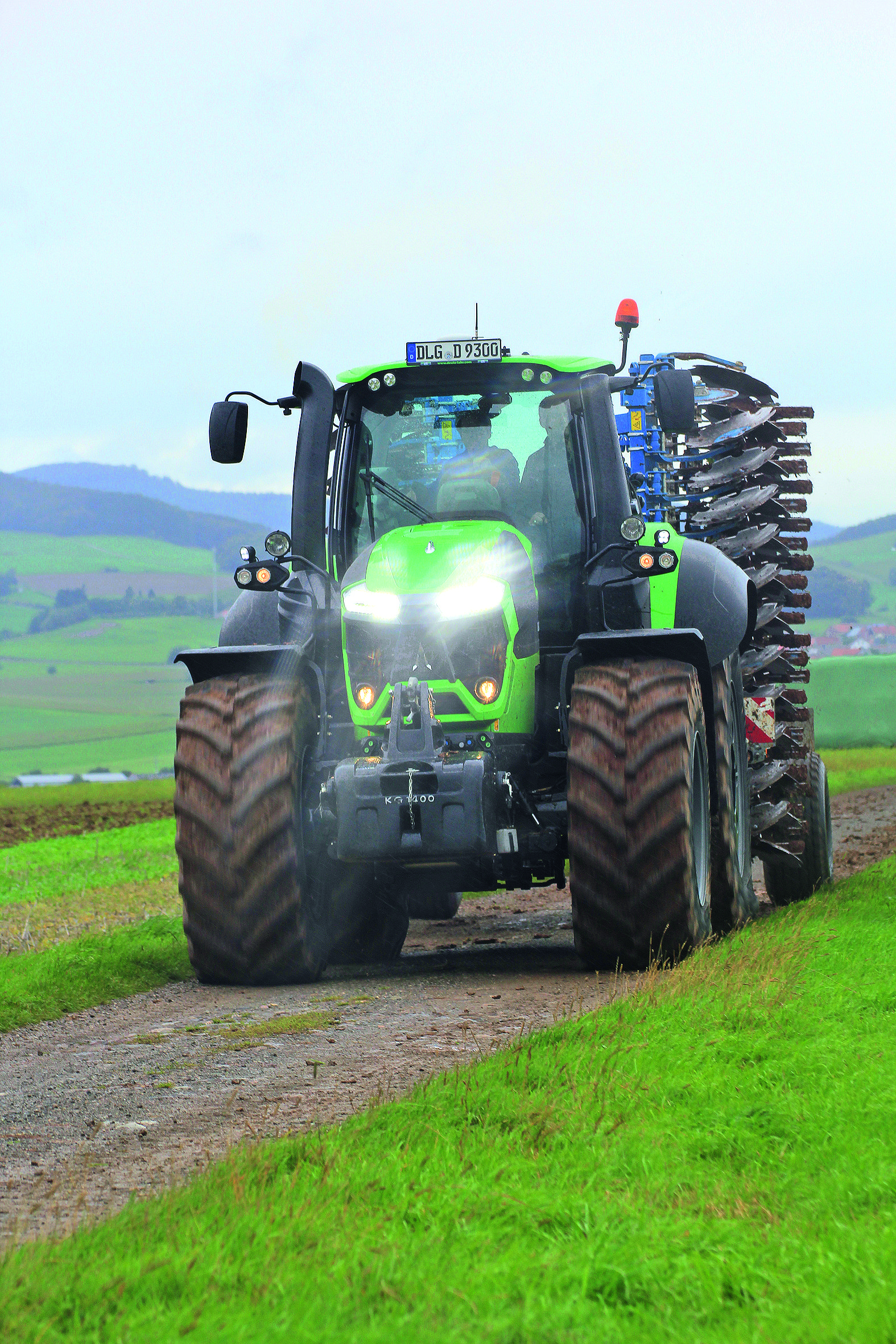 Deutz-Fahr, Traktor, Feldweg, Grün, Hochformat, QHD+, Hintergrundbild fürs Tablet