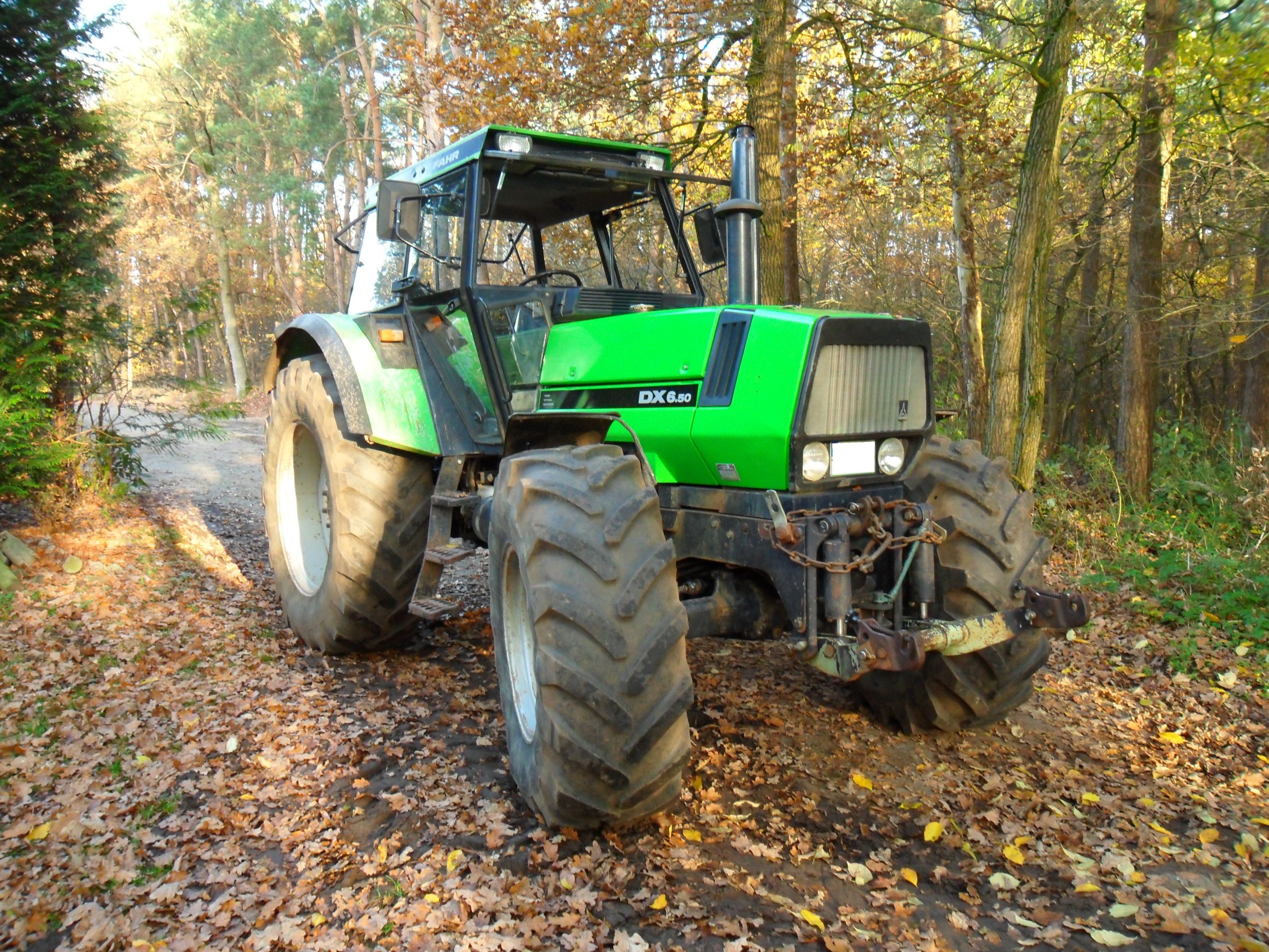 Deutz-Fahr, Traktor, Herbstwald, Laub, Grün, 2K, Hintergrundbild fürs Tablet