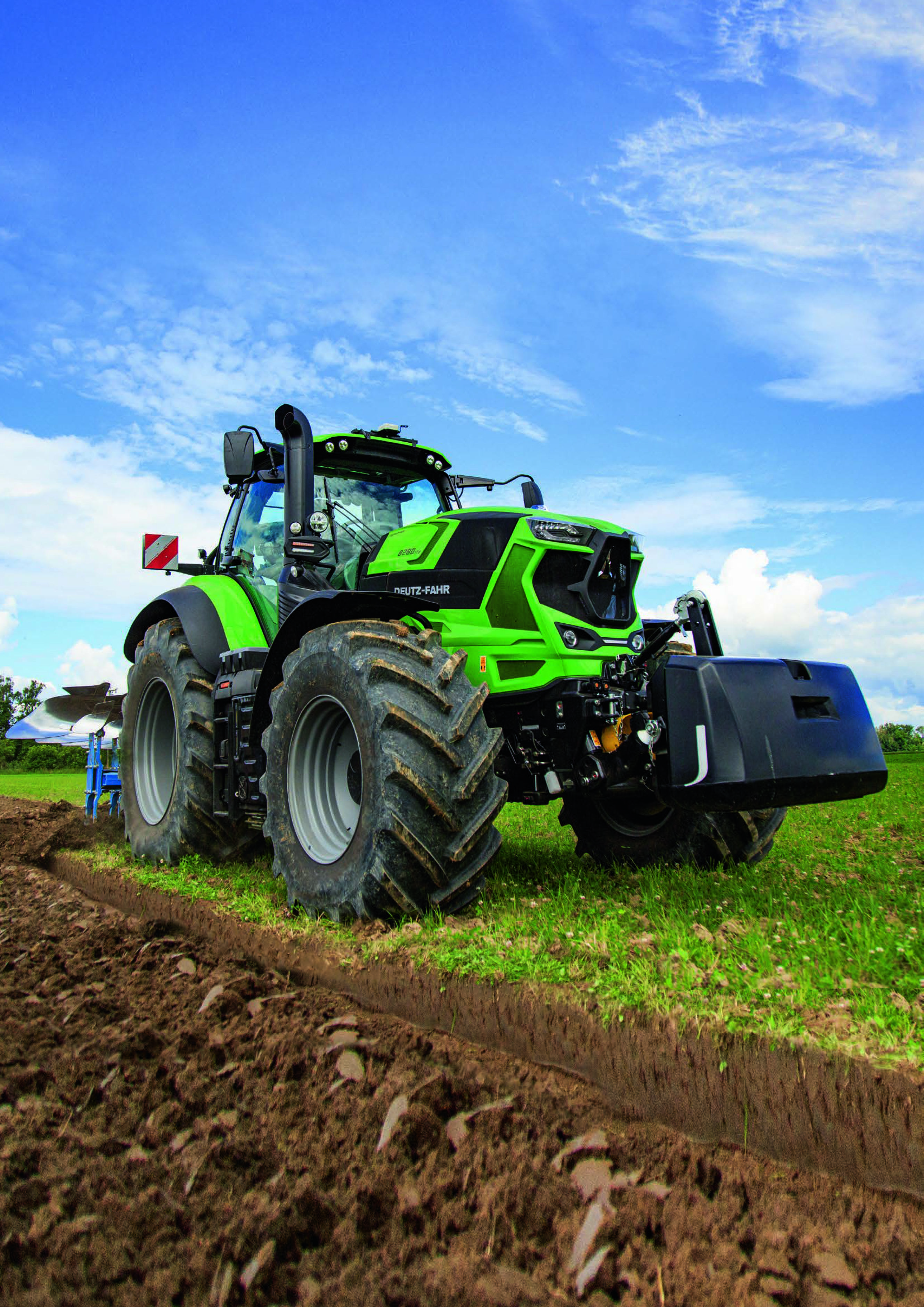 Deutz-Fahr, Traktor, Acker, Blauer Himmel, Hochformat, Hintergrundbild für iPad und Tablet