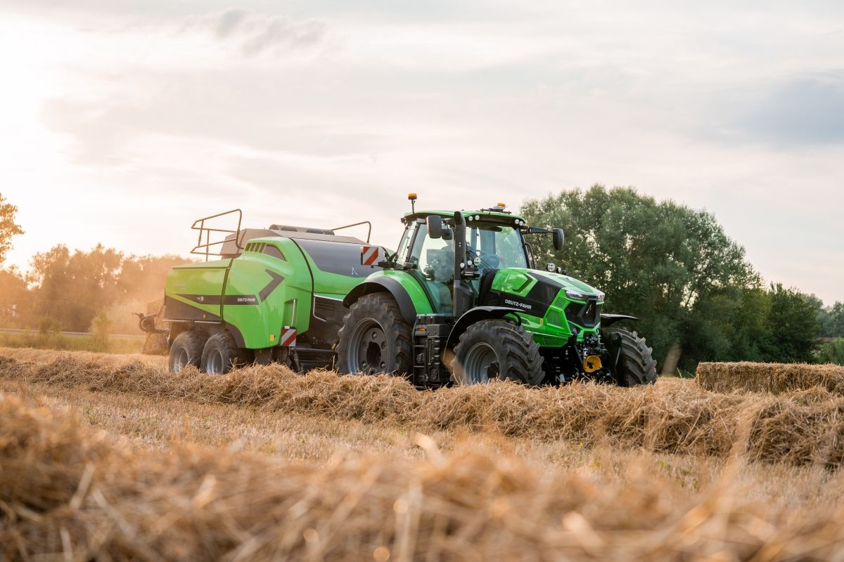 Deutz-Fahr, Traktor, Ballenpresse, Strohfeld, Ernte, Hintergrund