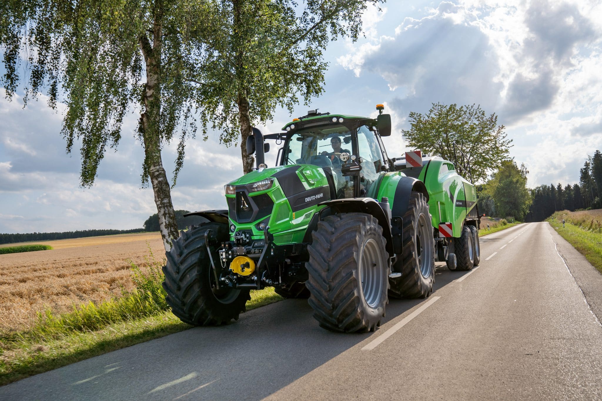 Deutz-Fahr, Traktor, Landstraße, Birken, Wolken, Full HD, Desktop-Hintergrund für Windows