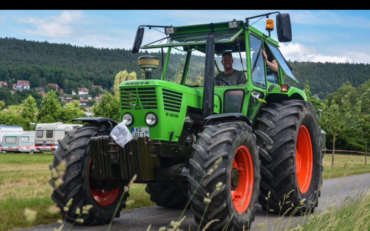Deutz, Traktor, Oldtimer, Rote Felgen, Dorf, Hintergrund