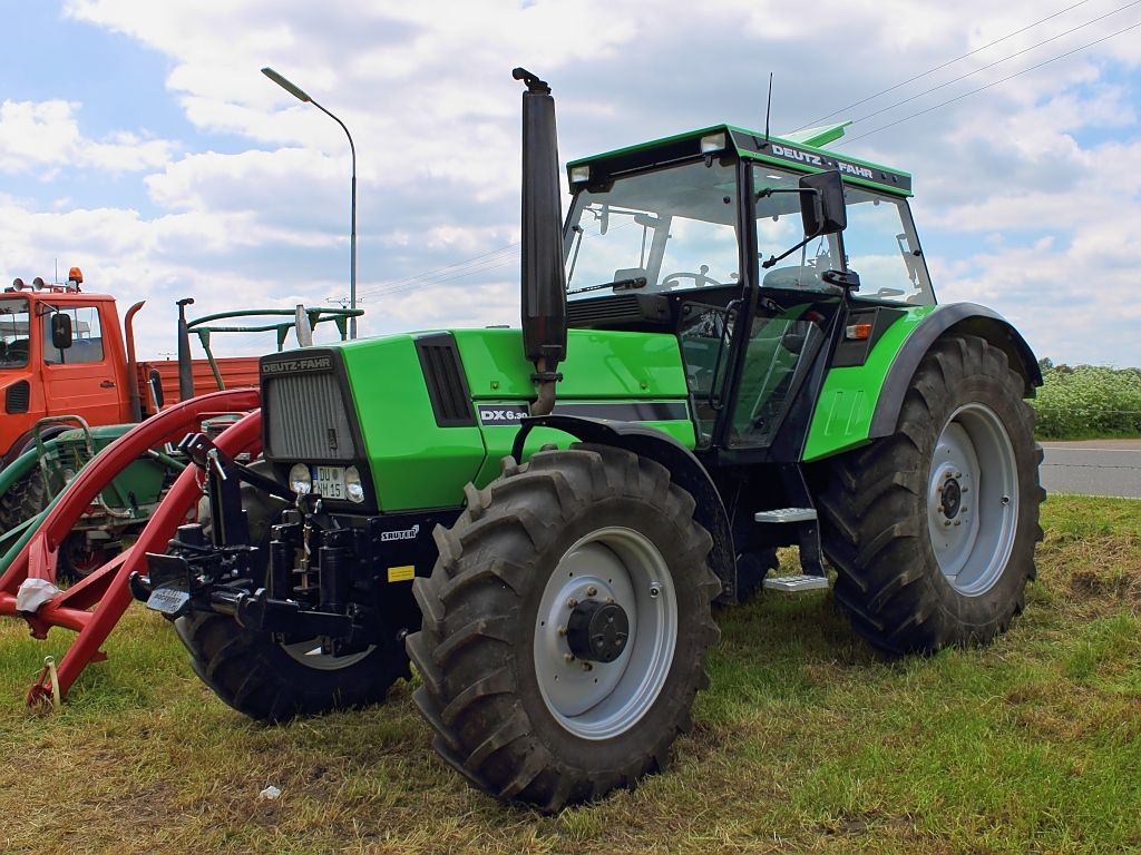 Deutz-Fahr, Traktor, Anbaugerät, Wiese, Oldtimer, Hintergrundbild für iPad und Tablet