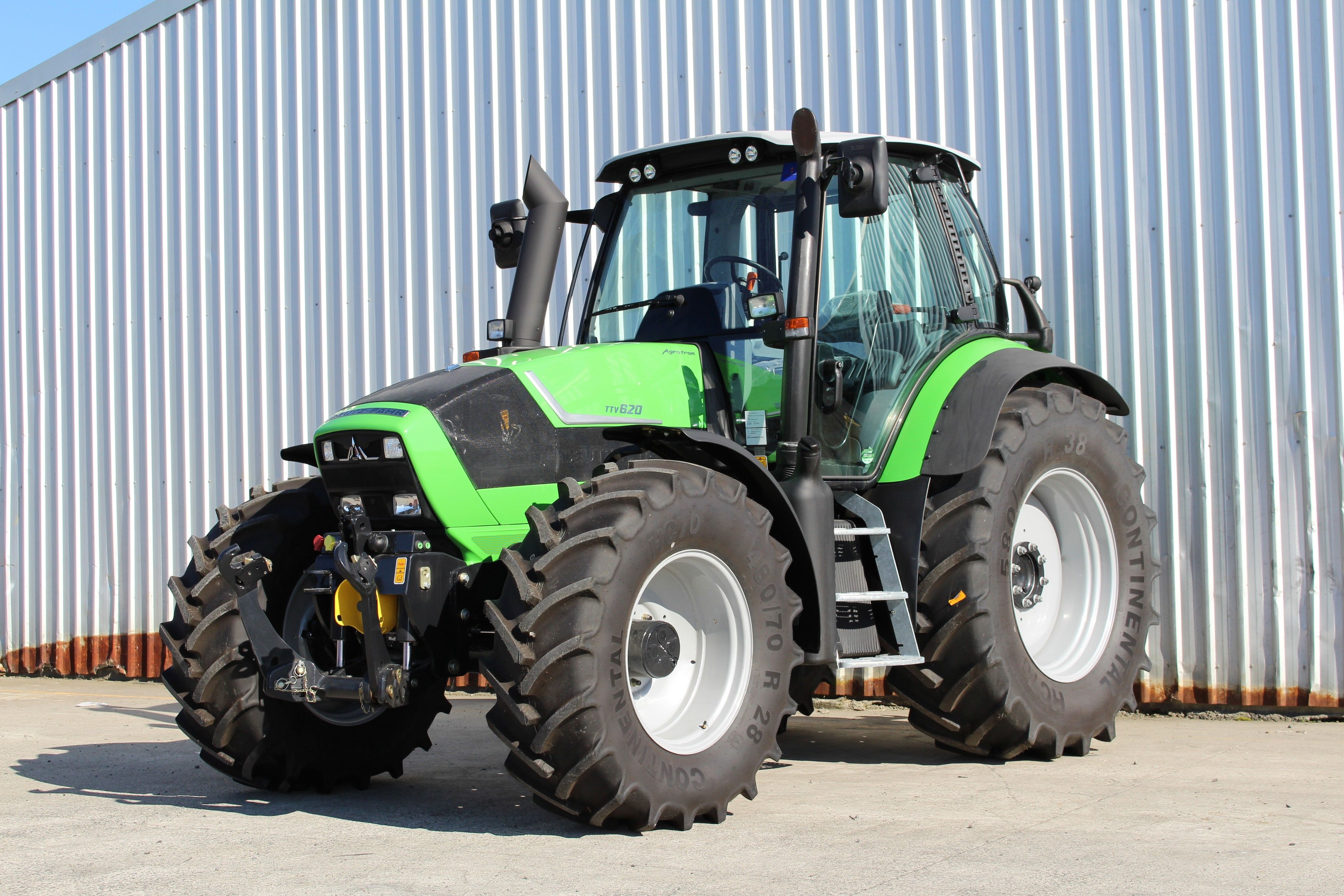 Deutz-Fahr, Traktor, Wellblechhalle, Grün, Neufahrzeug, 4K, Hintergrund für den Desktop