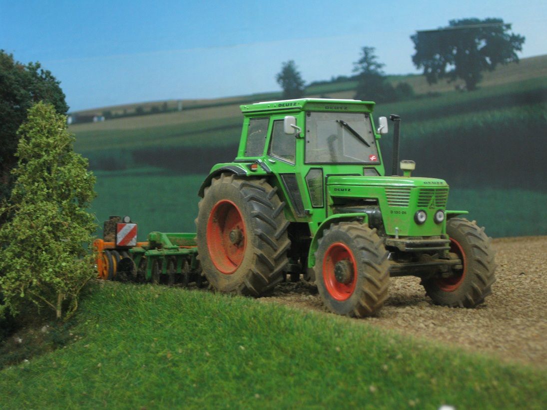 Deutz, Oldtimer-Traktor, Rote Felgen, Wiese, Hügellandschaft, Hintergrundbild fürs iPad