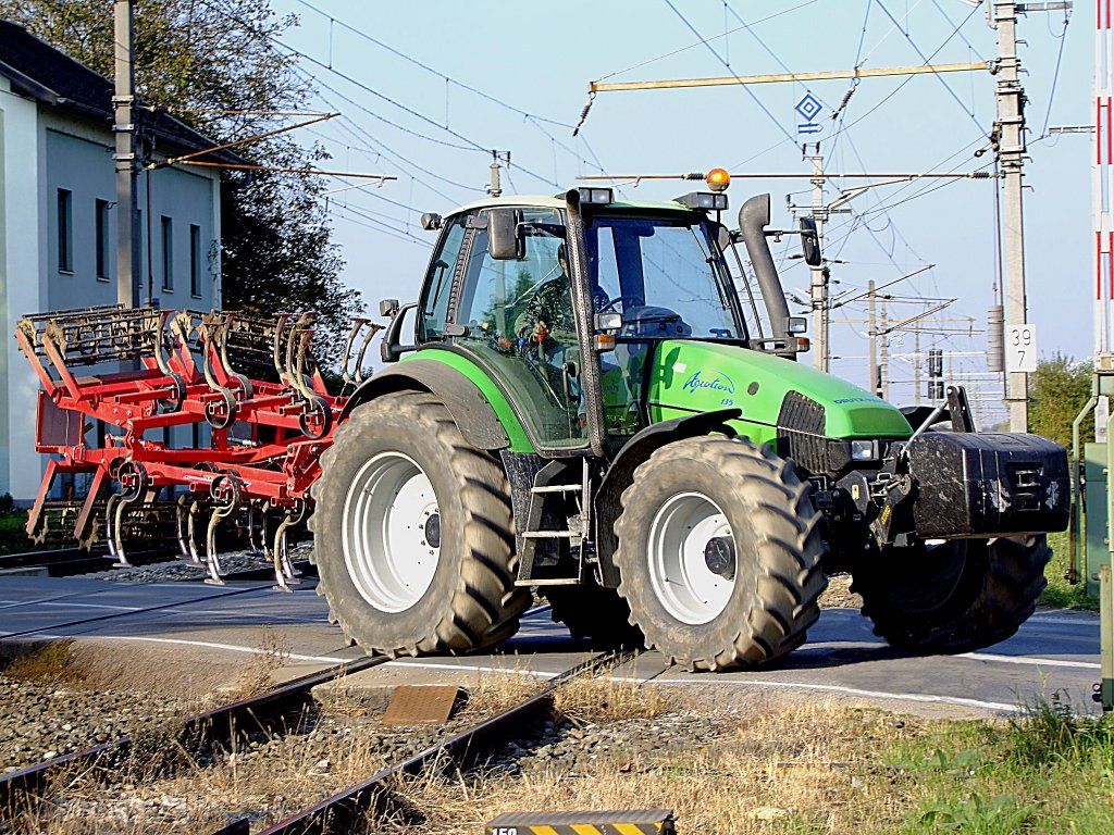 Deutz-Fahr, Traktor, Grubber, Bahnübergang, Landstraße, Hintergrundbild für iPad und Tablet