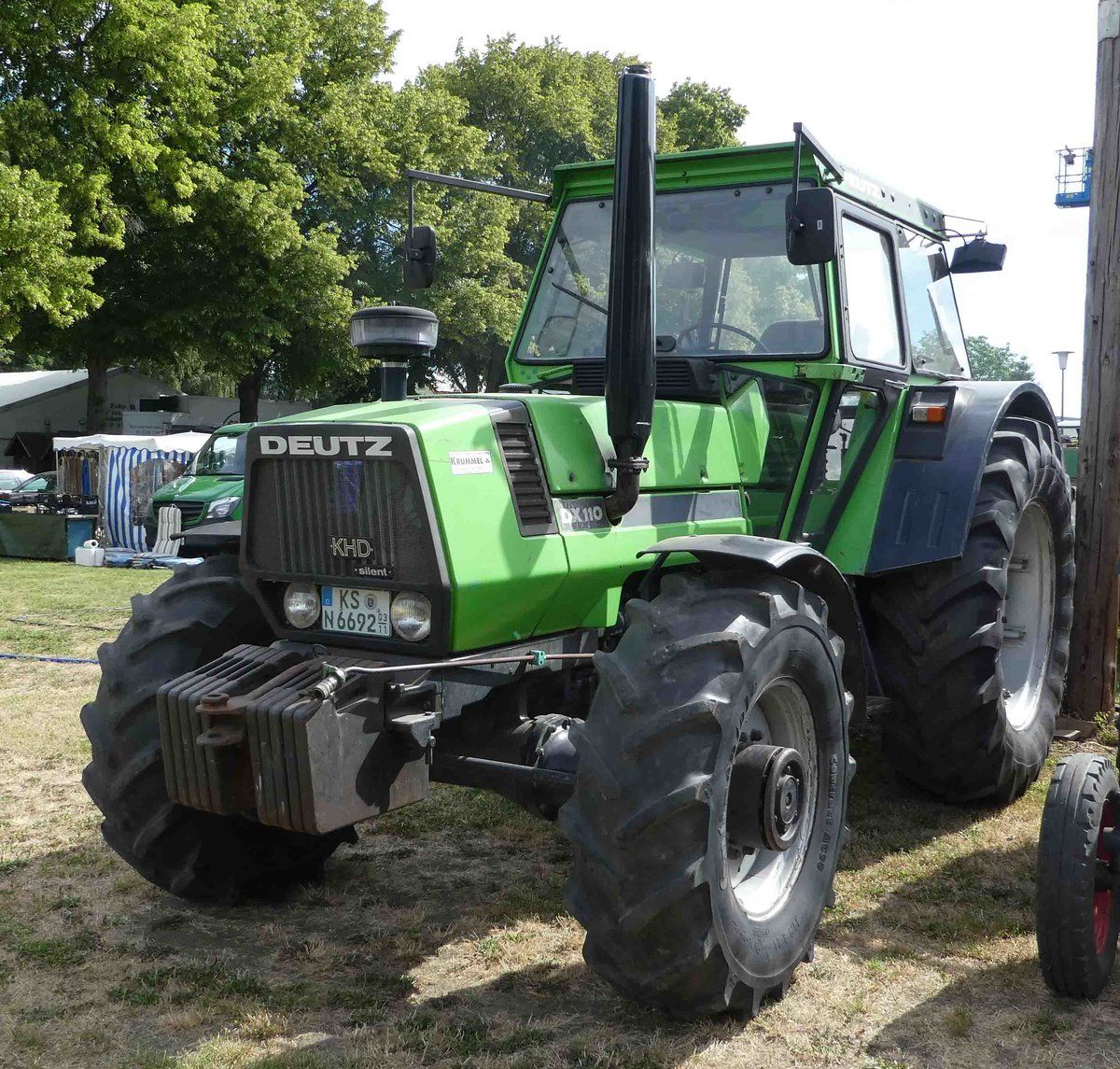 Deutz, Traktor, Oldtimer, Auspuff, Hof, Hintergrundbild für iPad und Tablet