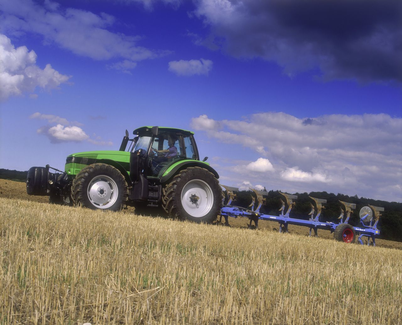 Deutz-Fahr, Traktor, Pflug, Stoppelfeld, Blauer Himmel, HD, Hintergrundbild für den PC