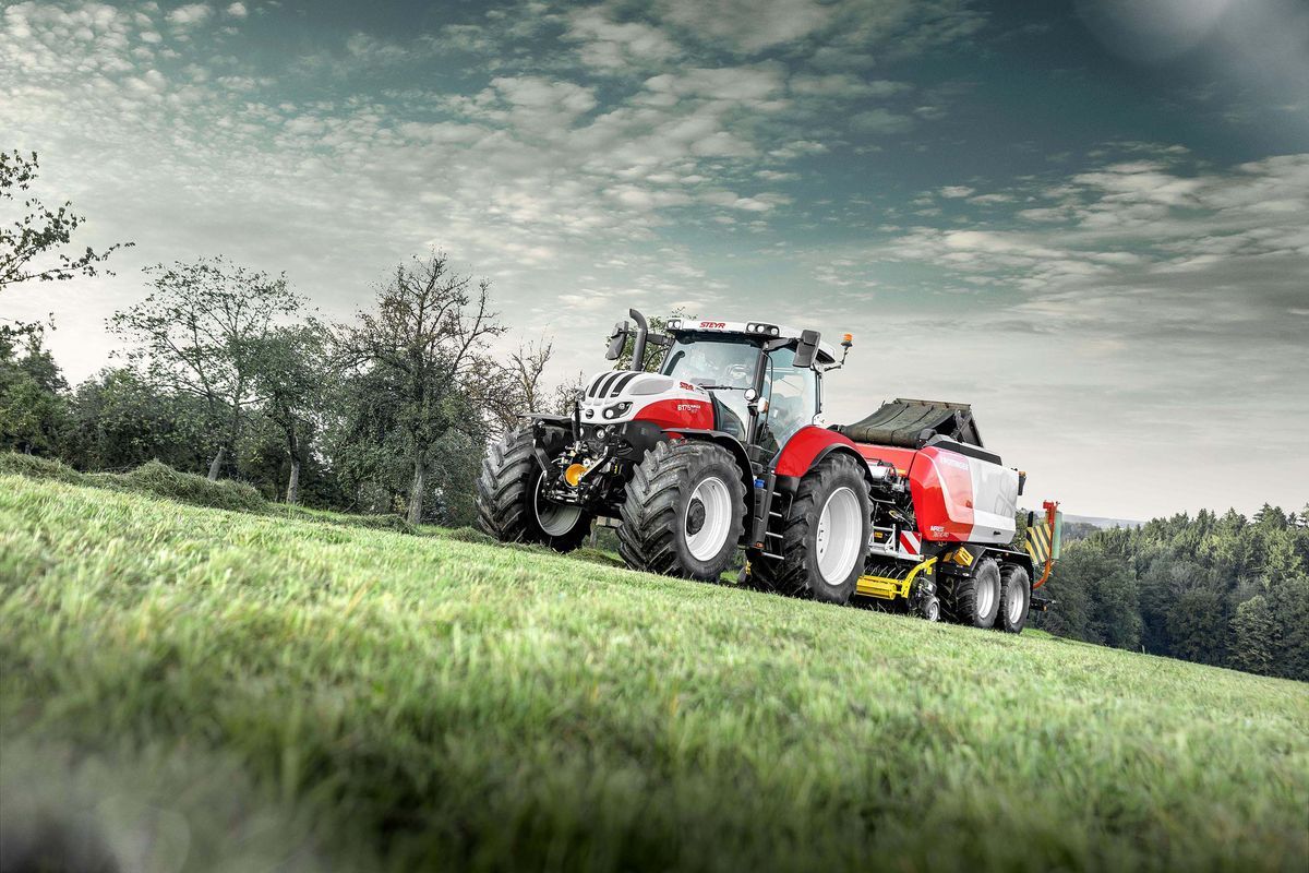 Traktor, Ballenpresse, Wiese, Hang, Dramatischer Himmel, Hintergrund