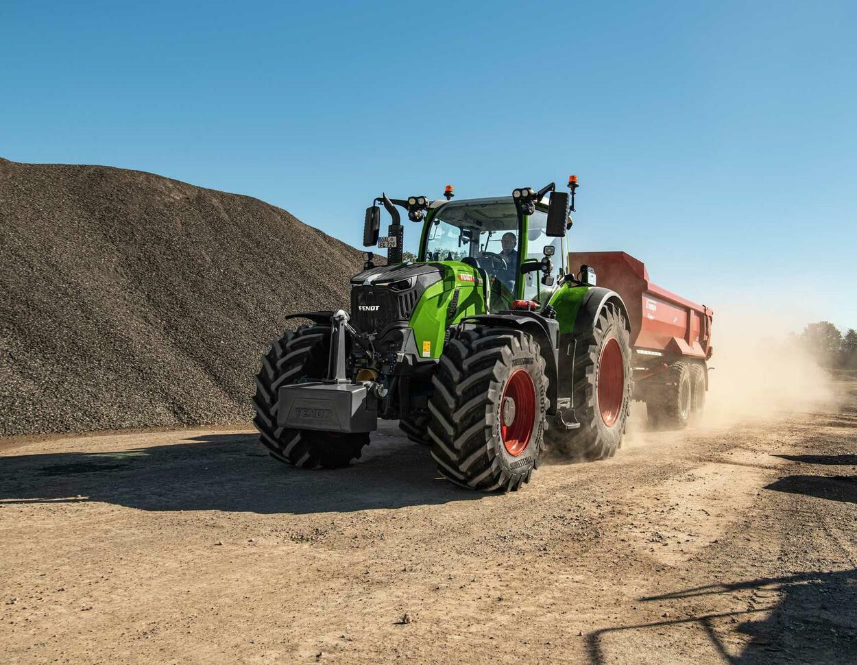 Traktor, Kipper, Kiesgrube, Staub, Blauer Himmel, Hintergrund