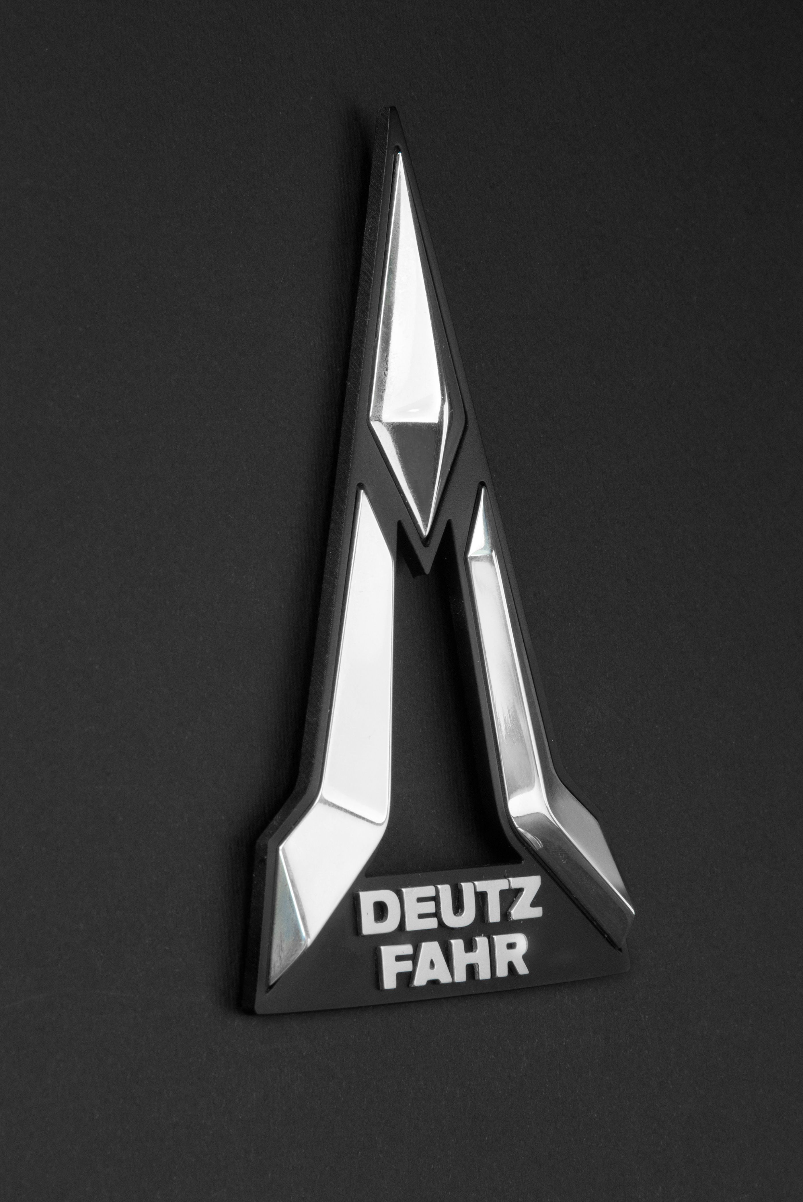 Deutz-Fahr, Logo, Emblem, Silber, Schwarzer Hintergrund, QHD+ Wallpaper