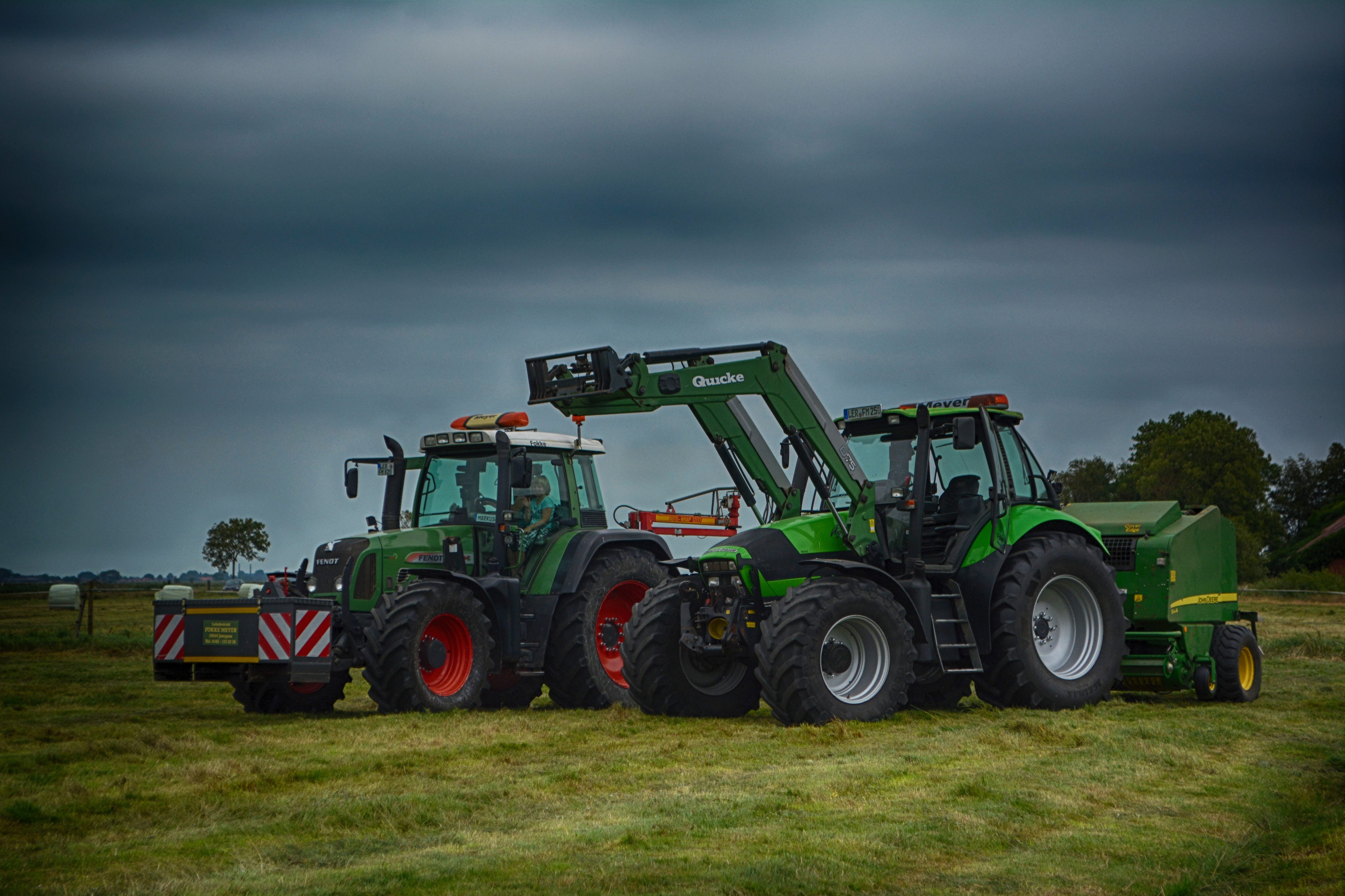 Deutz-Fahr, Traktoren, Frontlader, Wiese, Gewitterwolken, 5K, Desktop-Hintergrund