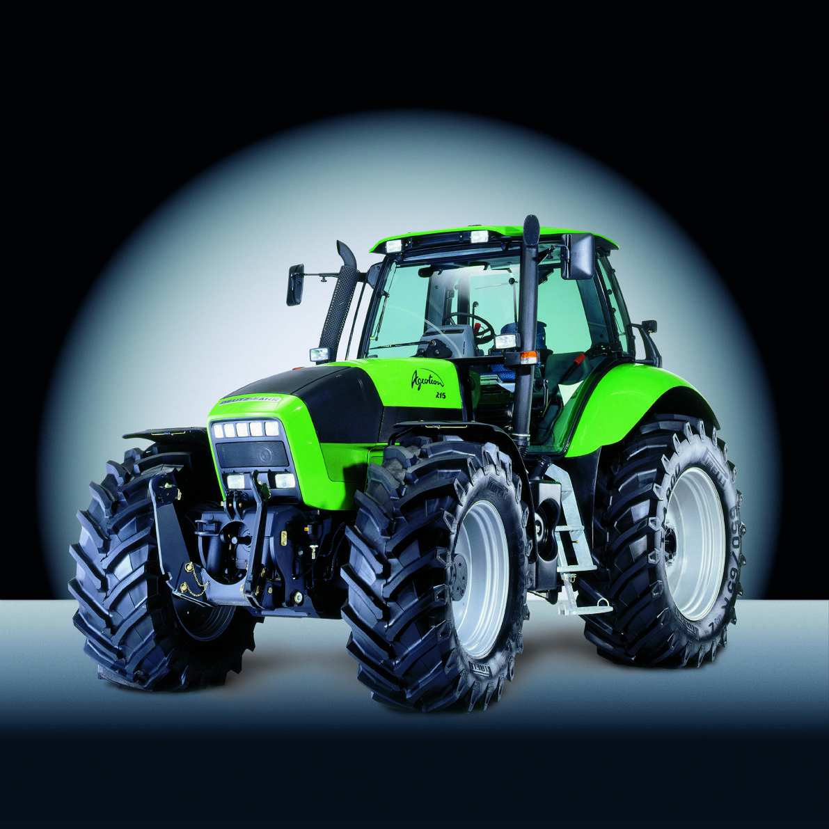 Deutz-Fahr Agrotron, Deutz-Fahr, Traktor, Studioaufnahme, Lichtkegel, Hintergrundbild fürs iPad