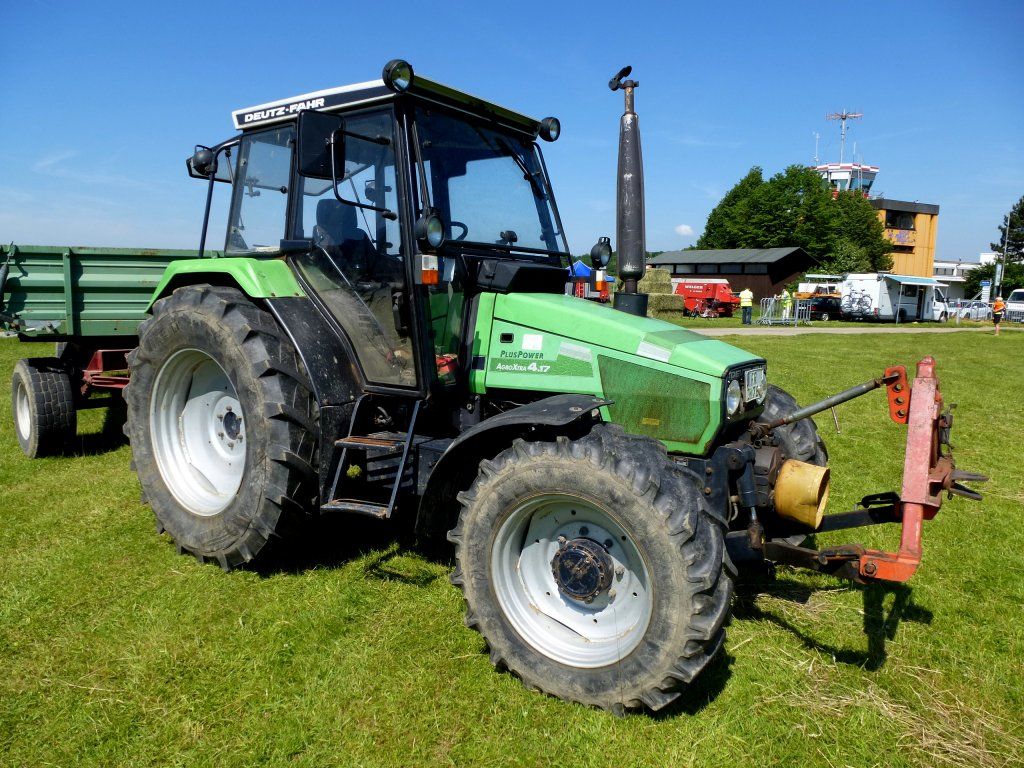 Deutz-Fahr, Traktor, Anhänger, Wiese, Blauer Himmel, Hintergrundbild für iPad und Tablet