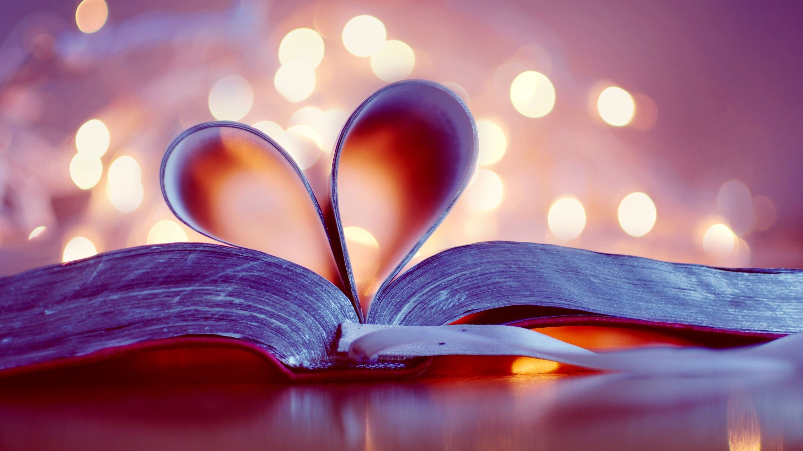 Buch, Herz, Buchseiten, Bokeh, Romantik, 2K 1440p, Desktop-Hintergrundbild