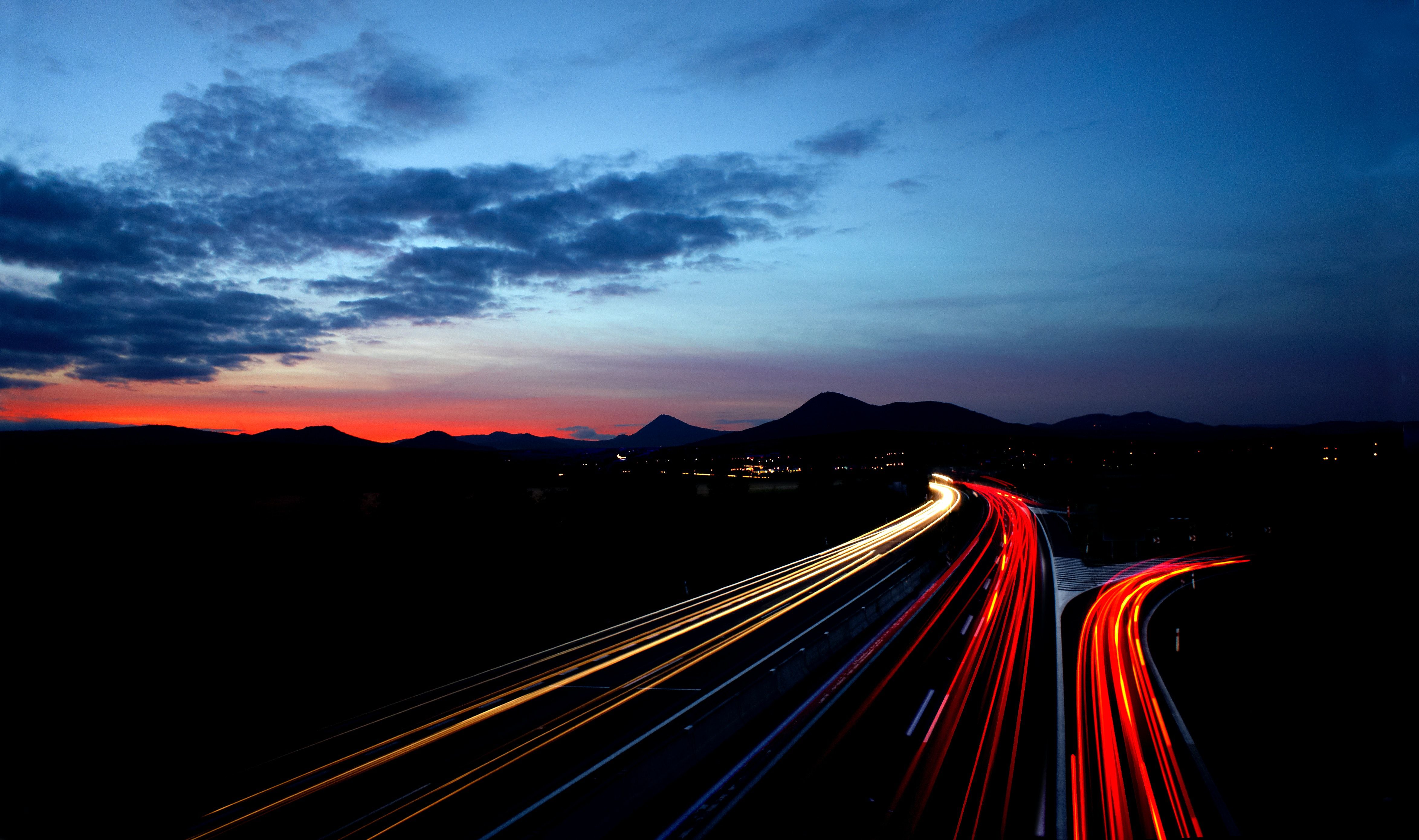 Lichtspuren, Autobahn, Langzeitbelichtung, Abenddämmerung, Berge, 4K, PC-Hintergrundbild