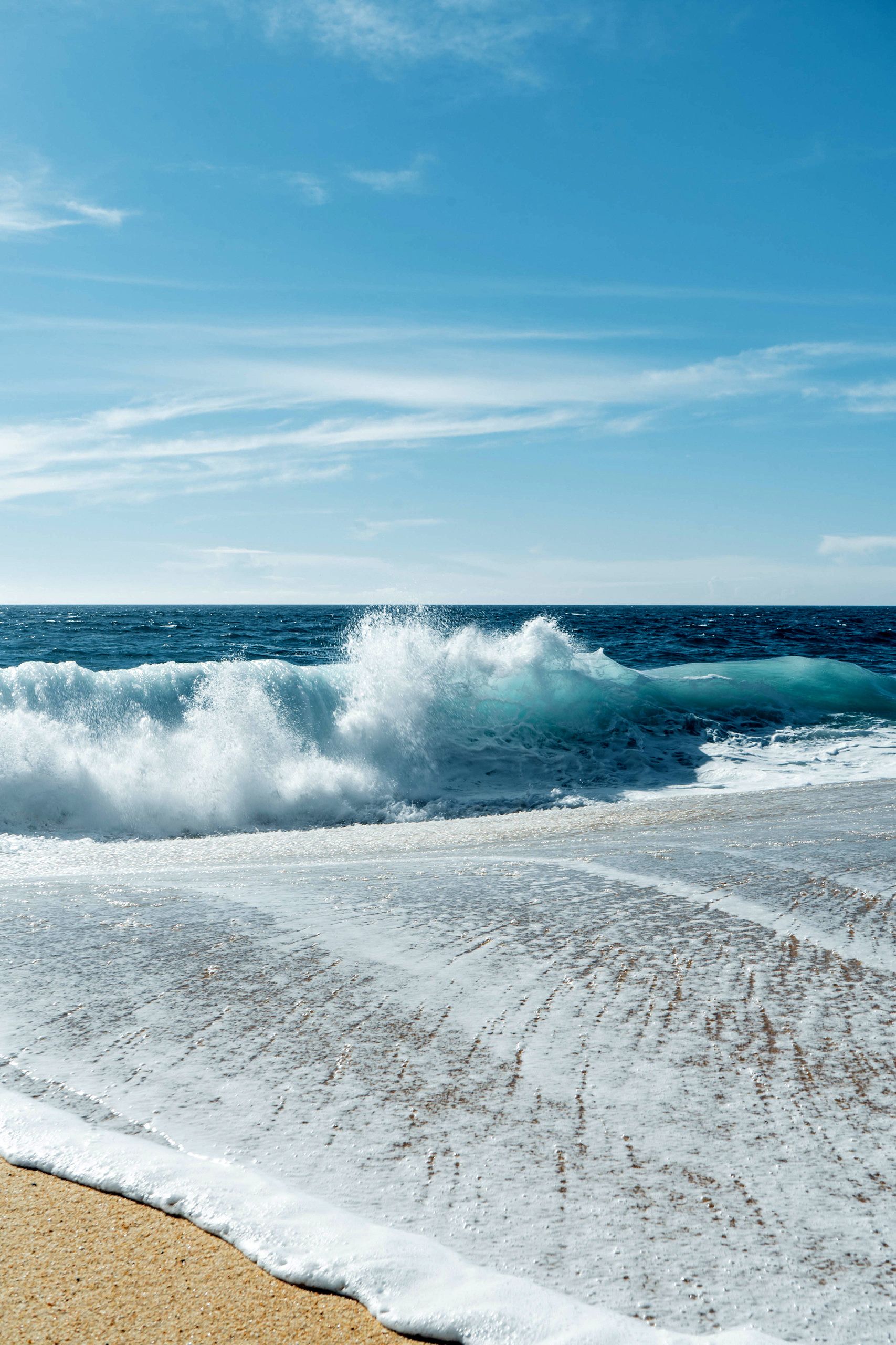 Meereswelle, Strand, Gischt, Blauer Himmel, Hochformat, QHD+, Hintergrundbild fürs Tablet