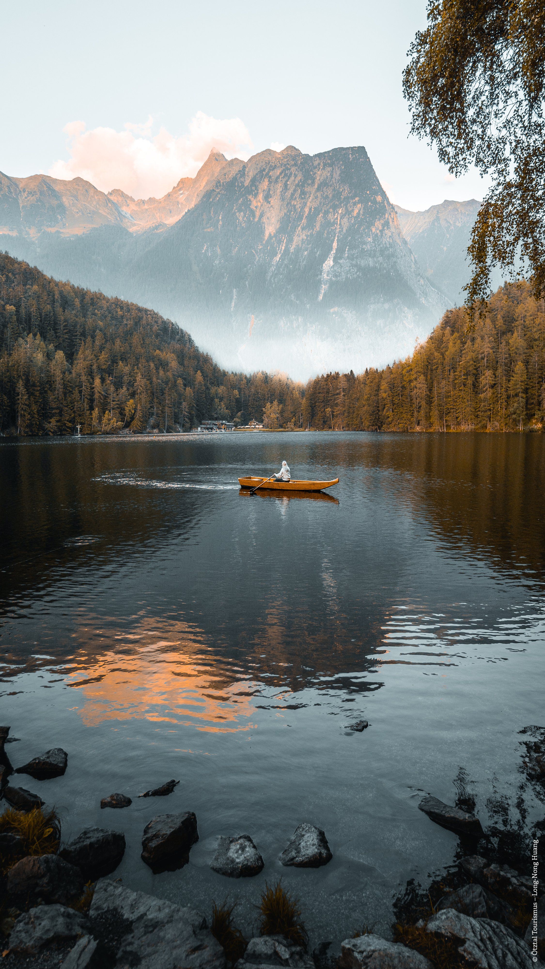 Bergsee, Berge, Boot, Spiegelung, Herbst, Hochformat, QHD+, Sperrbildschirm fürs iPhone