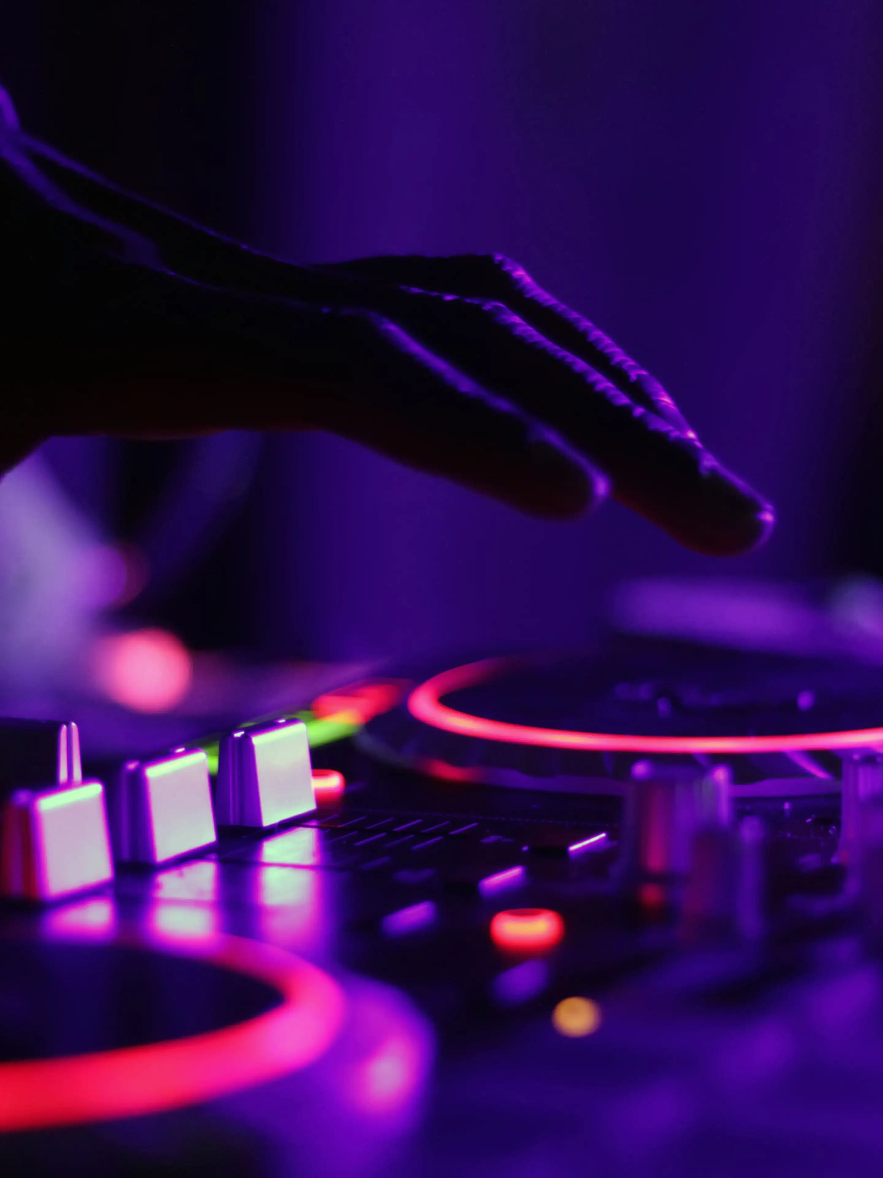DJ-Controller, Hand, Lila Licht, Neon, Nahaufnahme, Hintergrundbild für iPad und Tablet