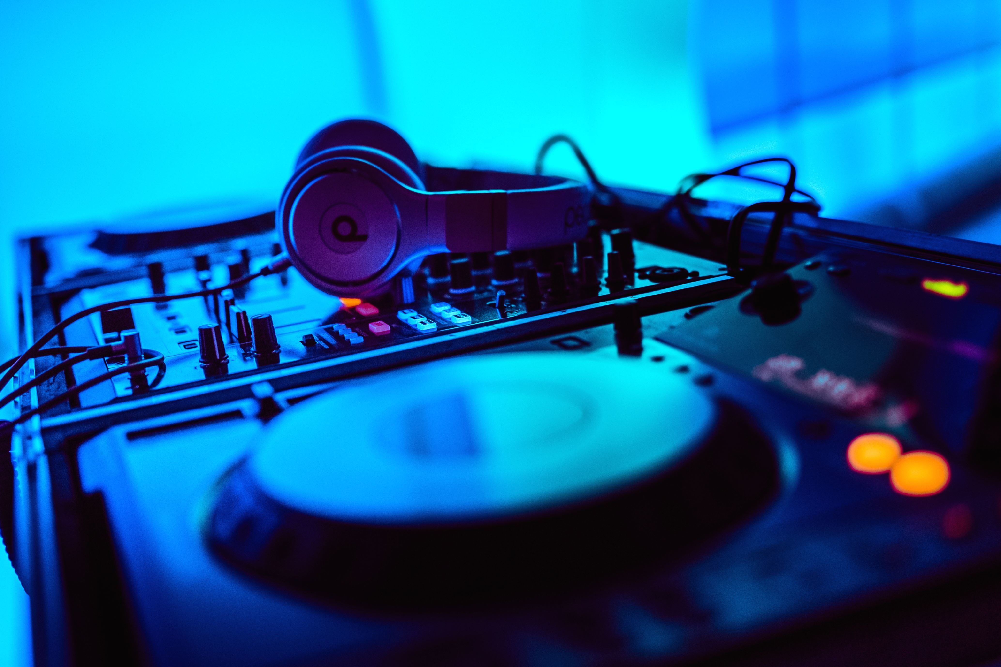 Kopfhörer, Plattenspieler, DJ-Pult, Cyan, Blaues Licht, 4K, Desktop-Hintergrund für Windows