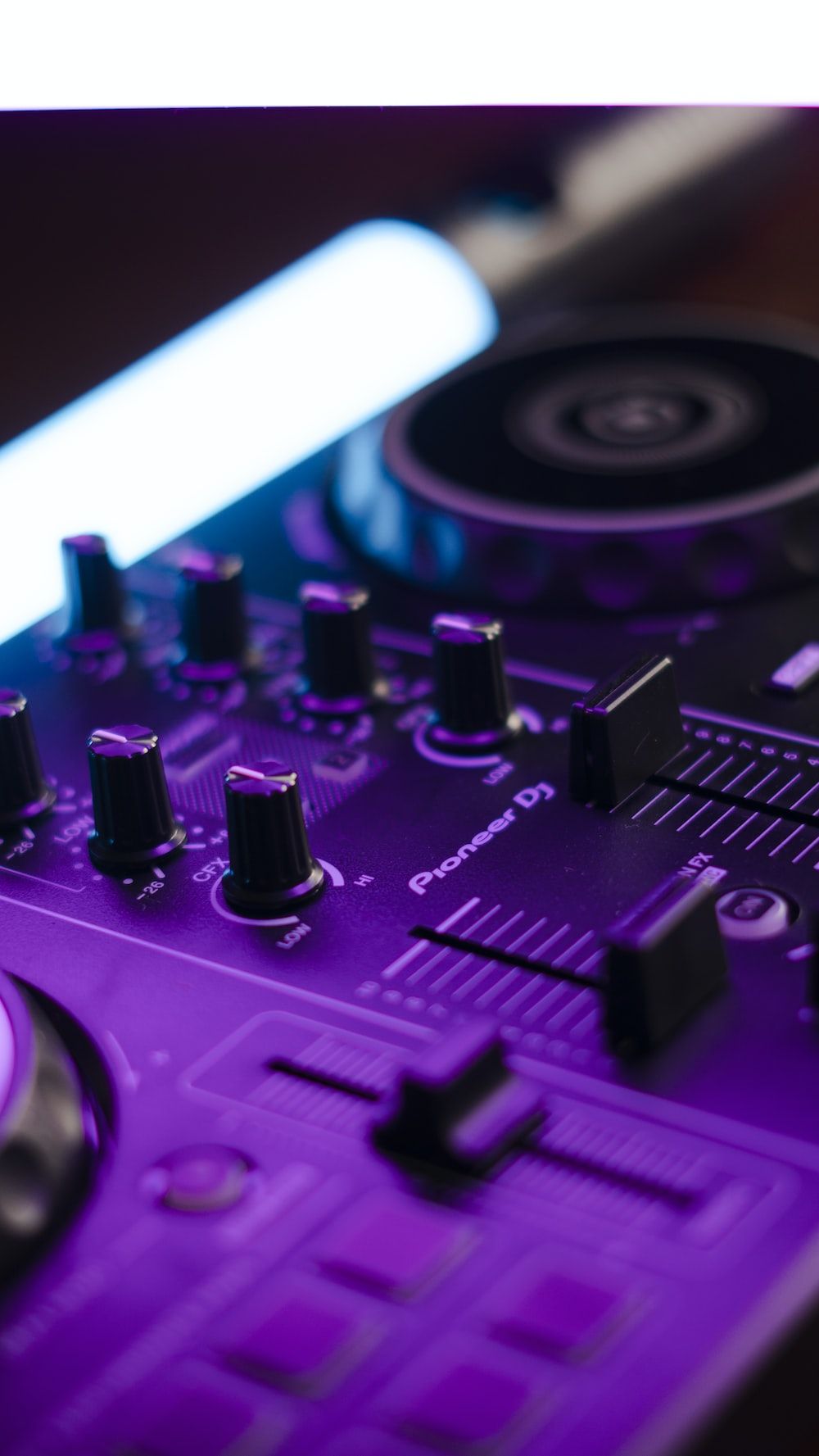 DJ-Mixer, Fader, Lila, Nahaufnahme, Hochformat, HD, Sperrbildschirm fürs iPhone