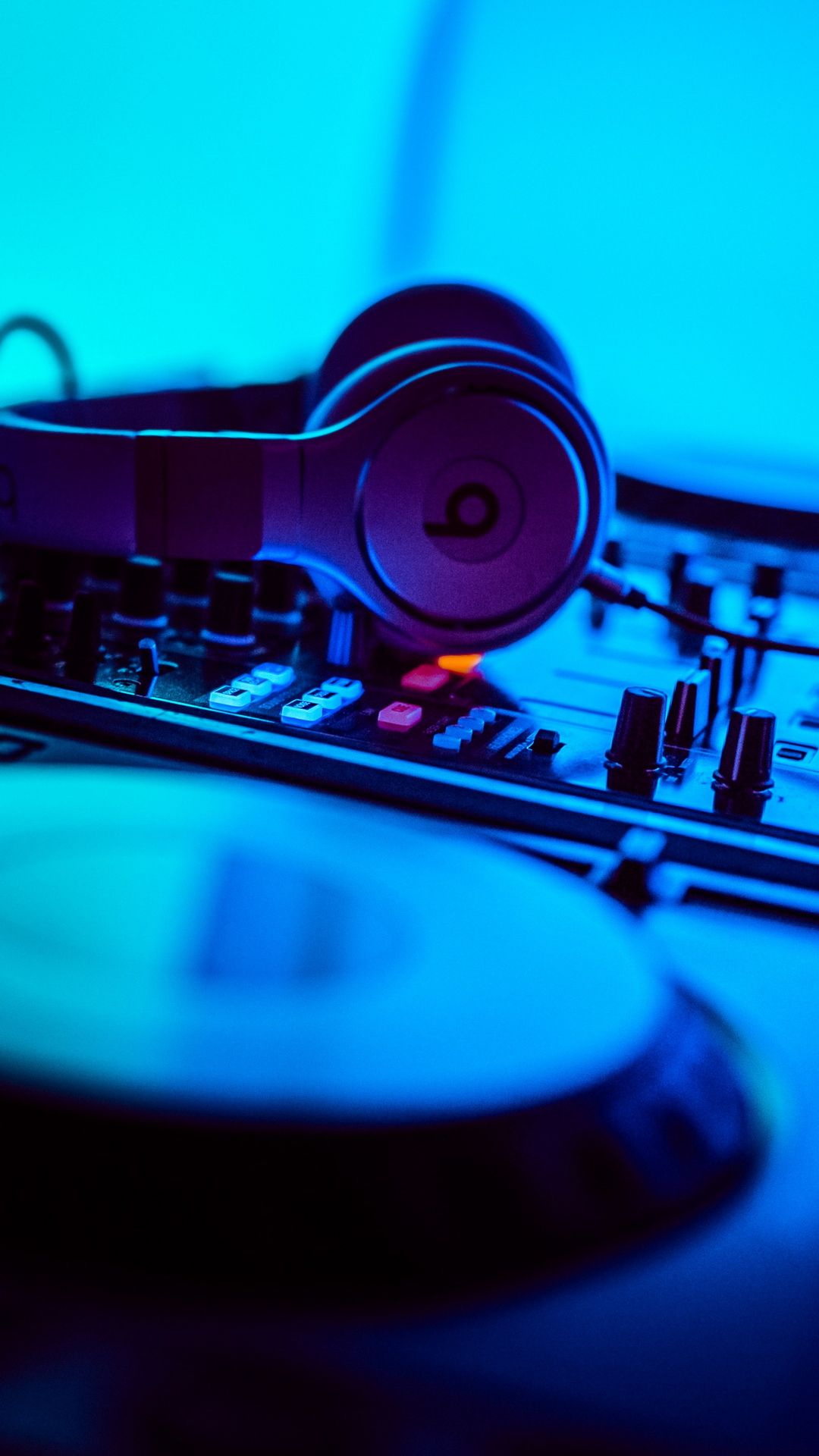 Kopfhörer, DJ-Pult, Cyan, Nahaufnahme, Hochformat, Hintergrundbild für iPhone und Android