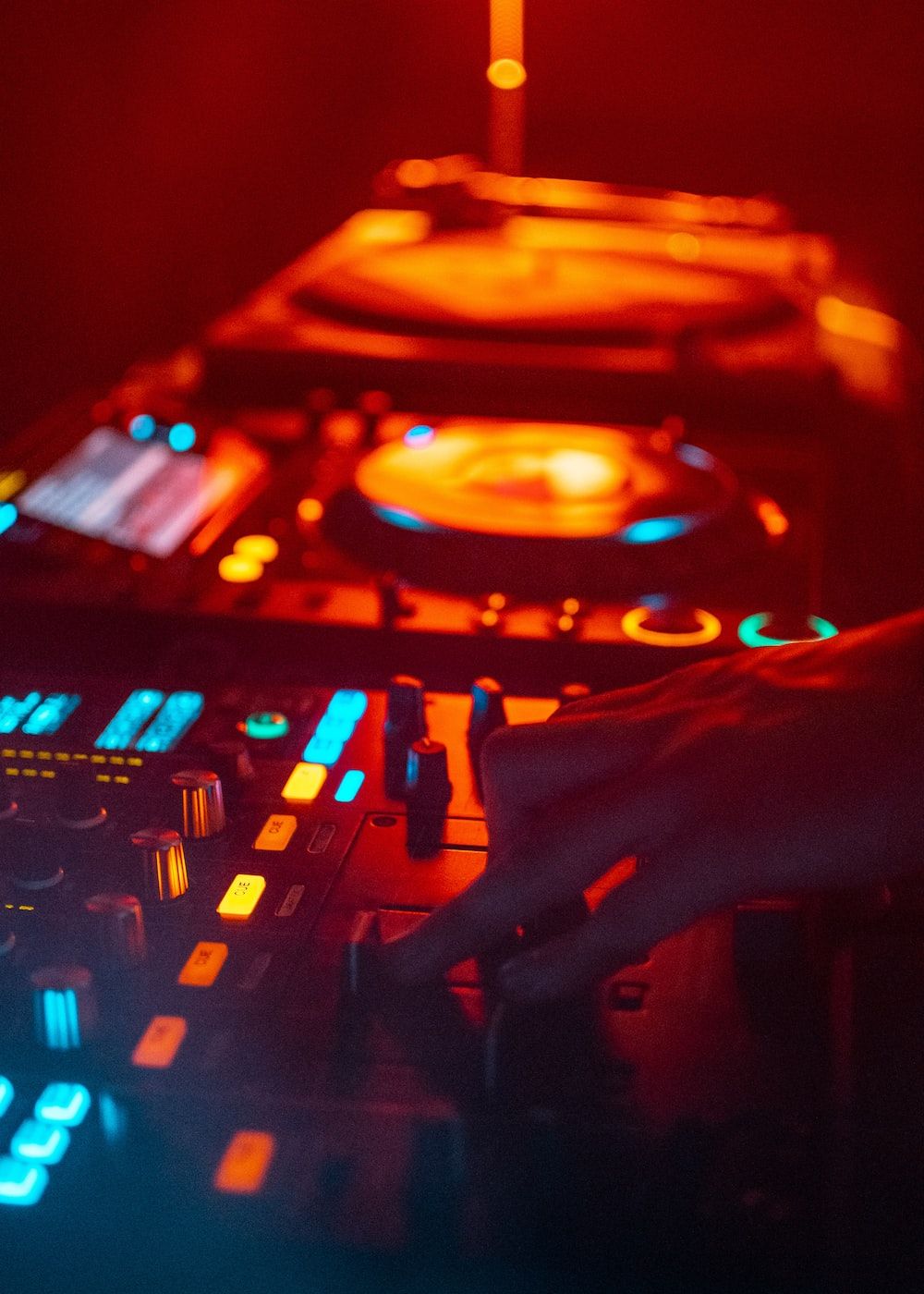 Plattenspieler, Rotes Licht, Orange, Club, Hochformat, HD, Hintergrundbild fürs Tablet