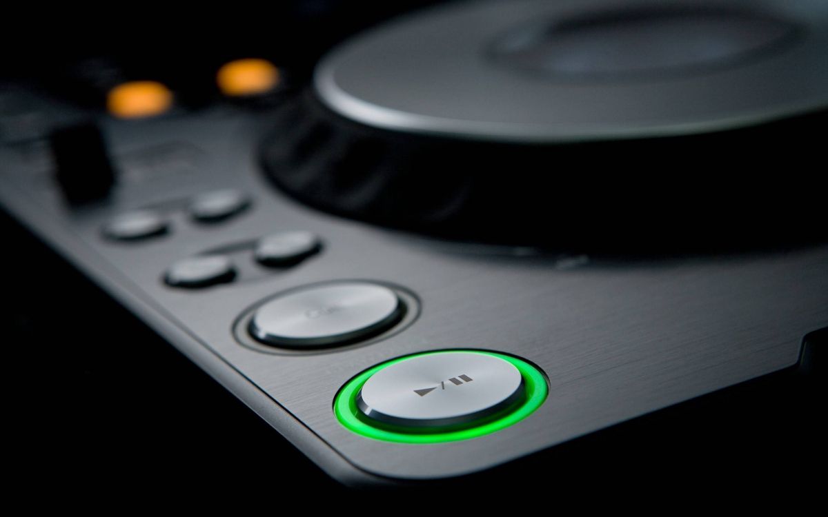CDJ-Player, Play-Taste, Grünes Licht, Silber, Nahaufnahme, Hintergrund