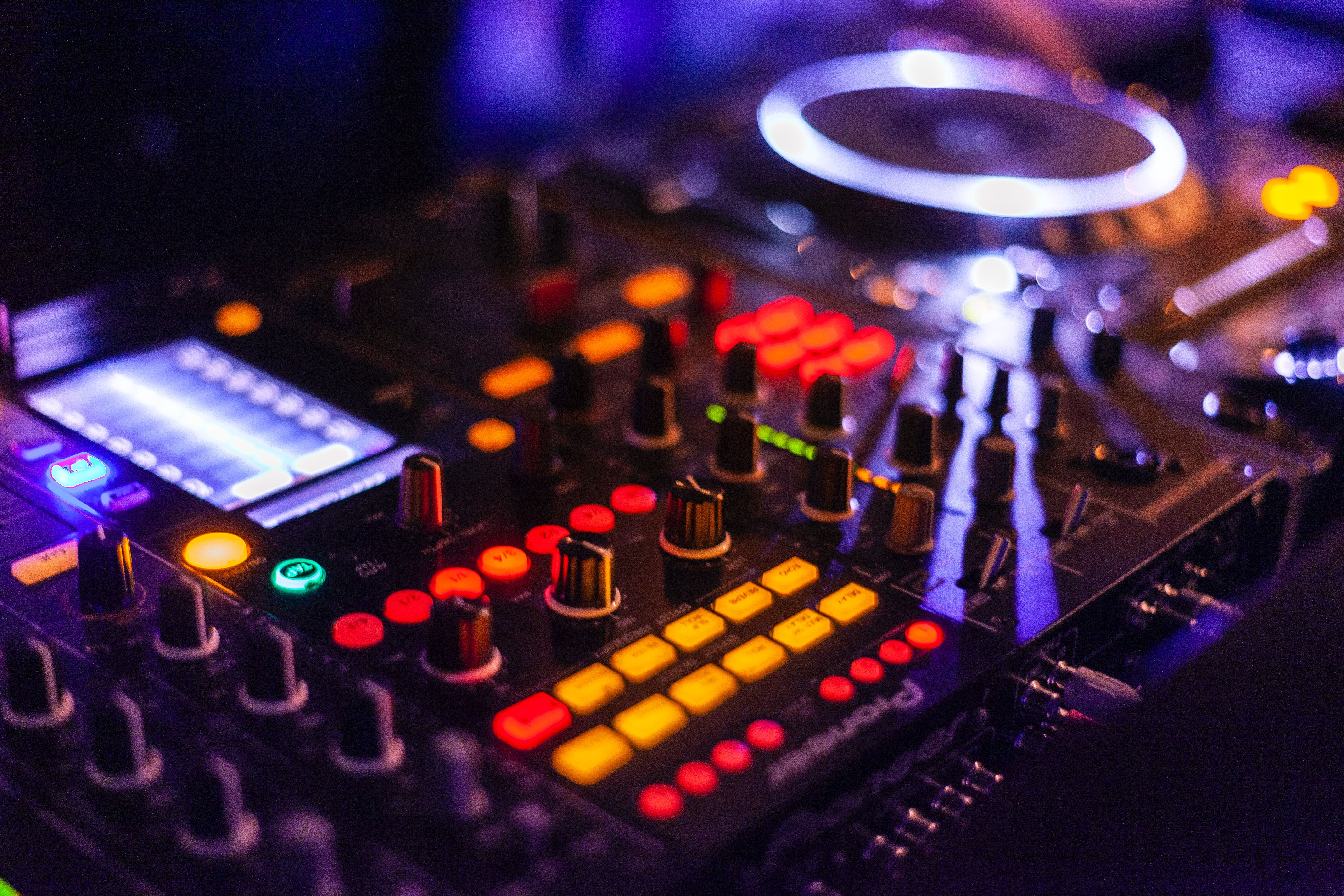 DJ-Controller, Bunte Pads, Lila Licht, Nahaufnahme, Bokeh, 5K, Laptop-Hintergrundbild