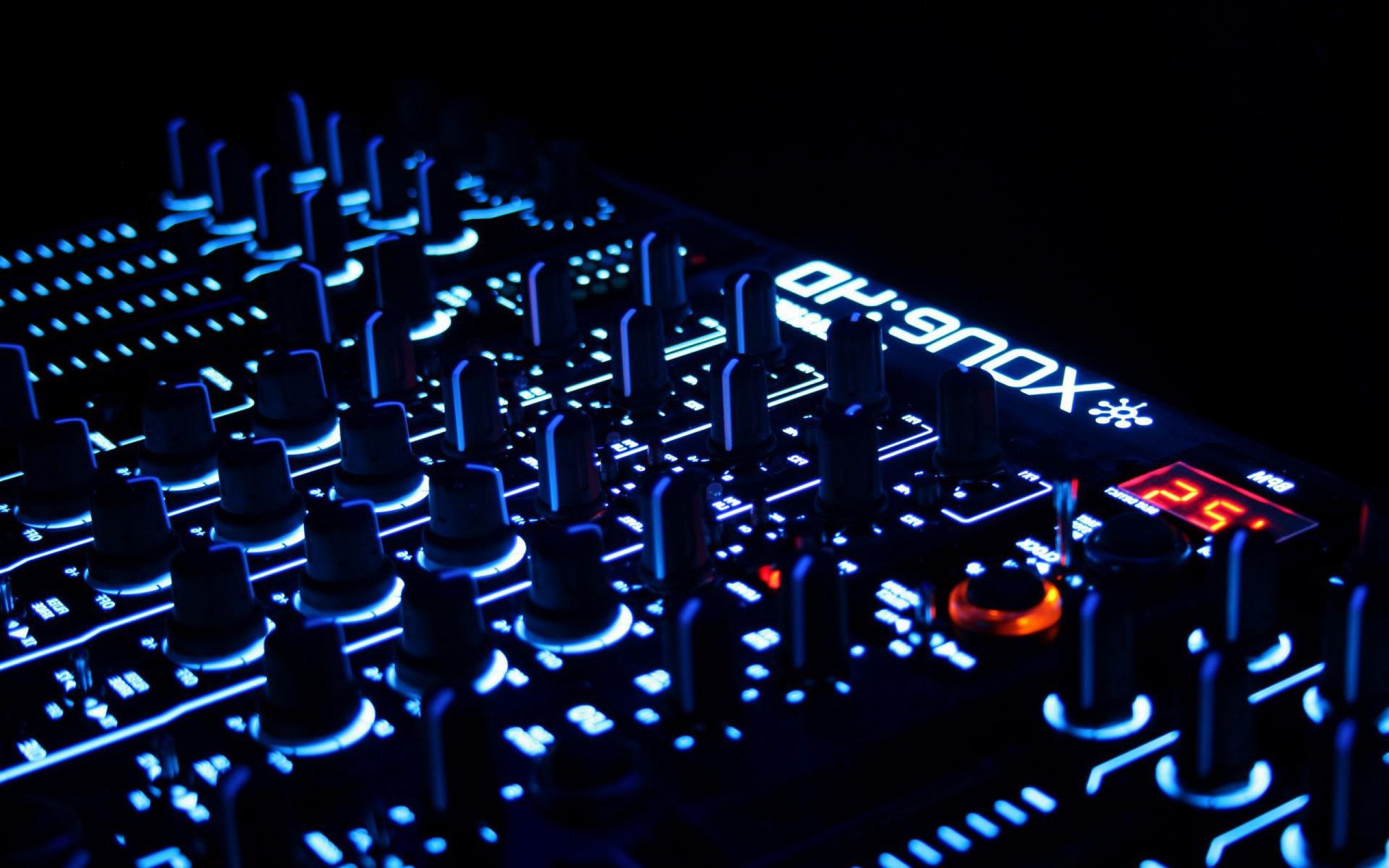 Allen & Heath Xone, DJ-Mixer, Regler, Blaue Beleuchtung, Dunkel, 2K-Hintergrundbild für PC