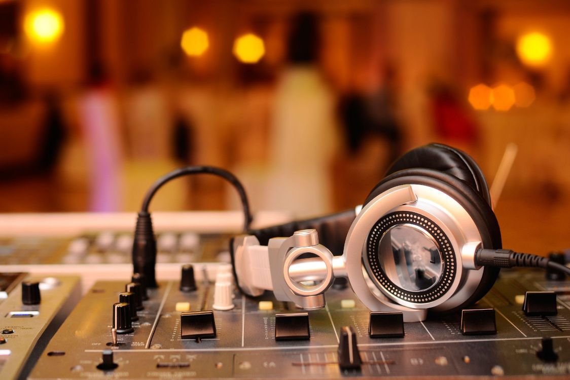 Kopfhörer, DJ-Mixer, Bokeh, Warmes Licht, Party, Hintergrund