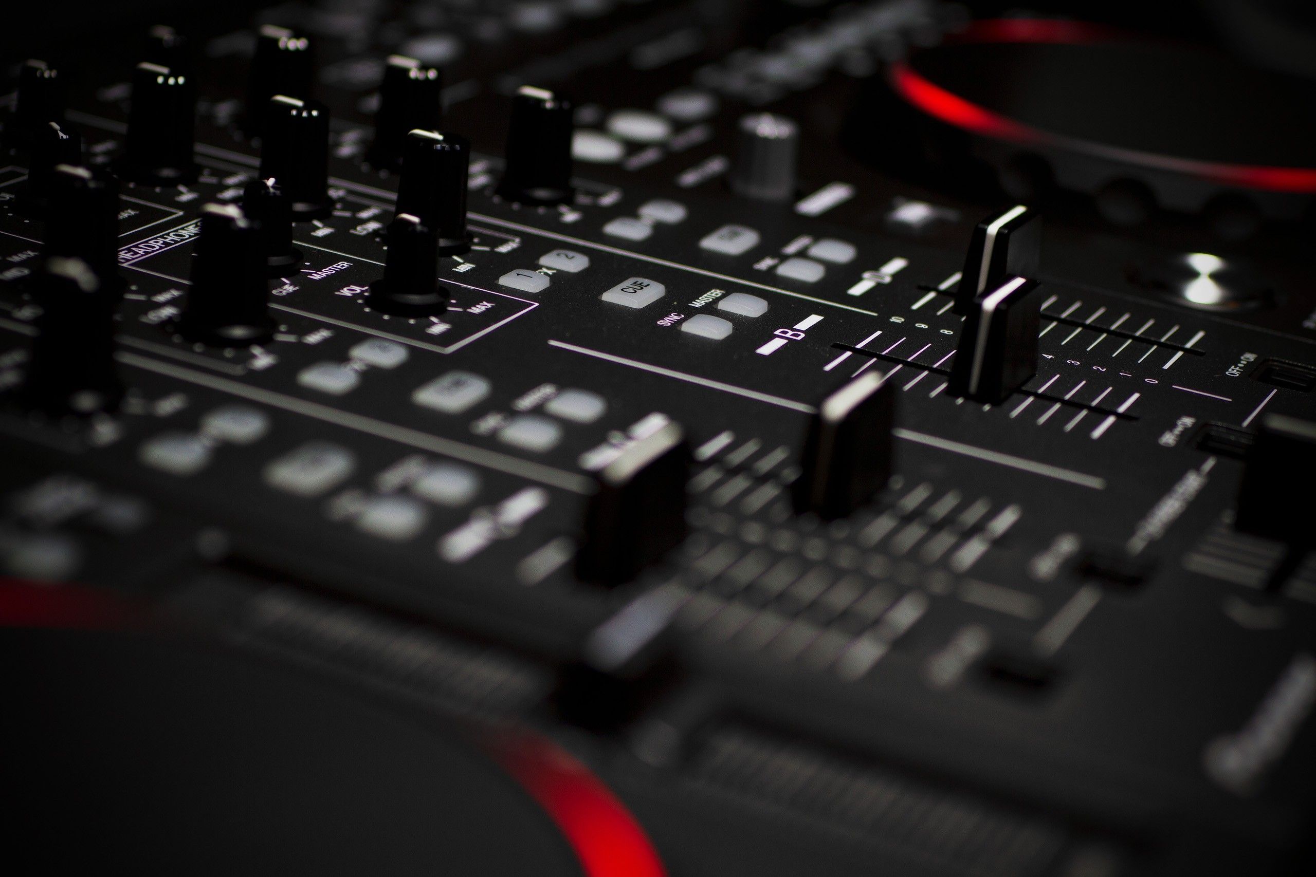 DJ-Mixer, Fader, Schwarz, Nahaufnahme, Rote Akzente, 2K, Hintergrundbild für den PC