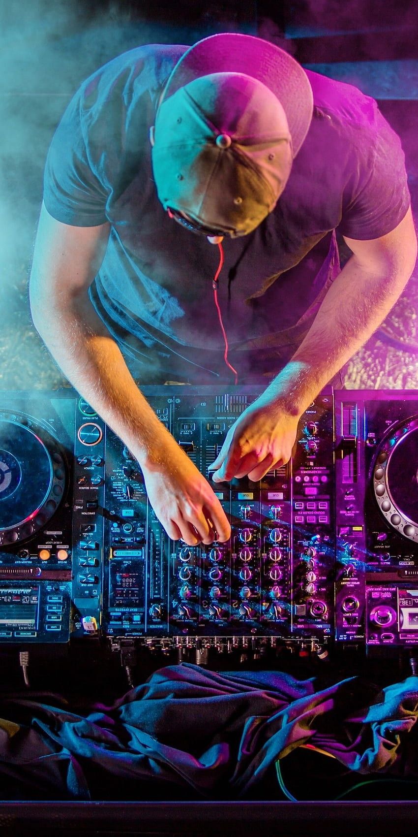 DJ, DJ-Controller, Vogelperspektive, Pinkes Licht, Hochformat, Sperrbildschirm fürs iPhone